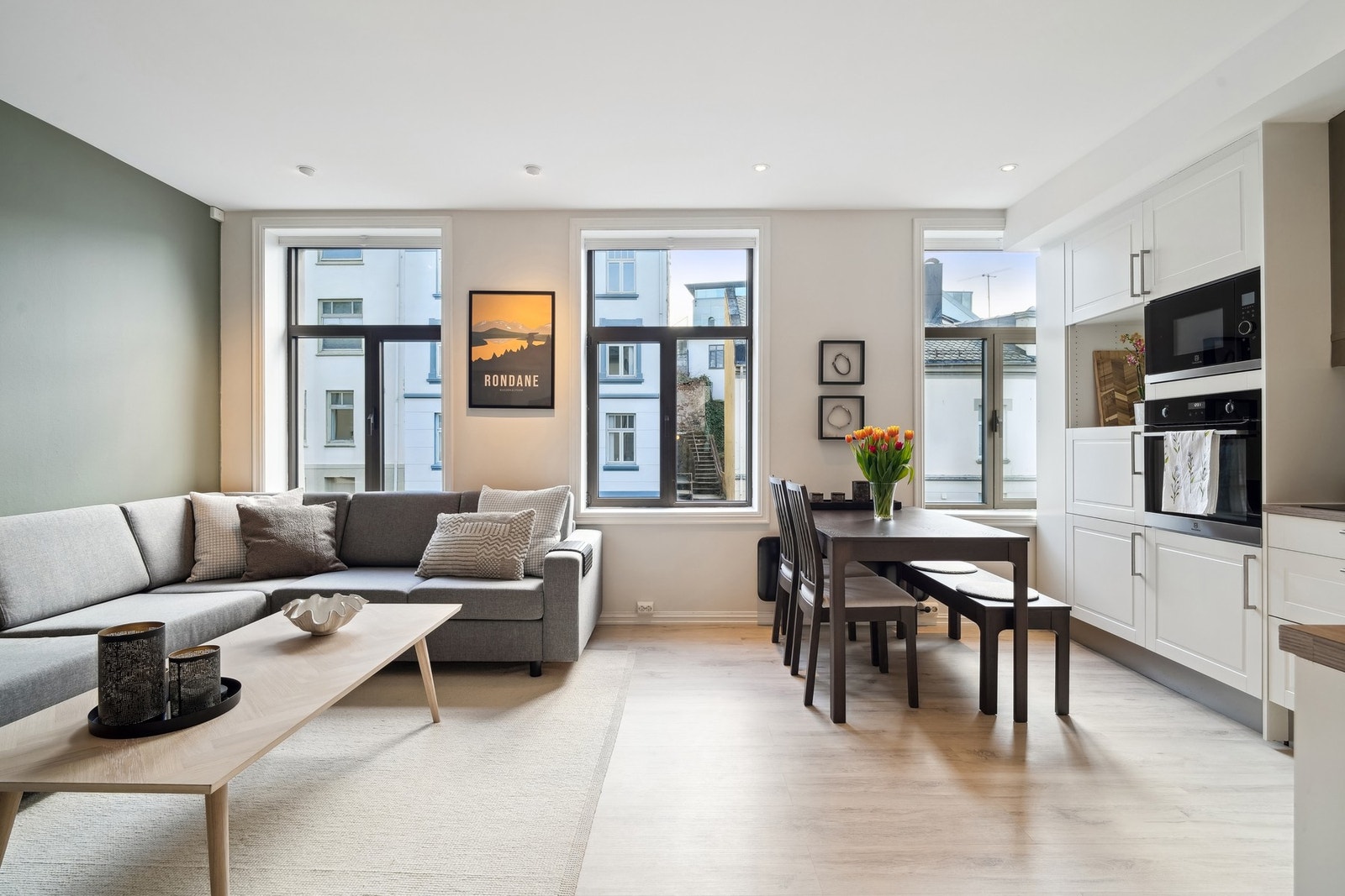 Stue/kjøkken i åpen praktisk løsning. Her er godt med naturlig lysinnslipp og flere møbleringsmuligheter Galleribilde