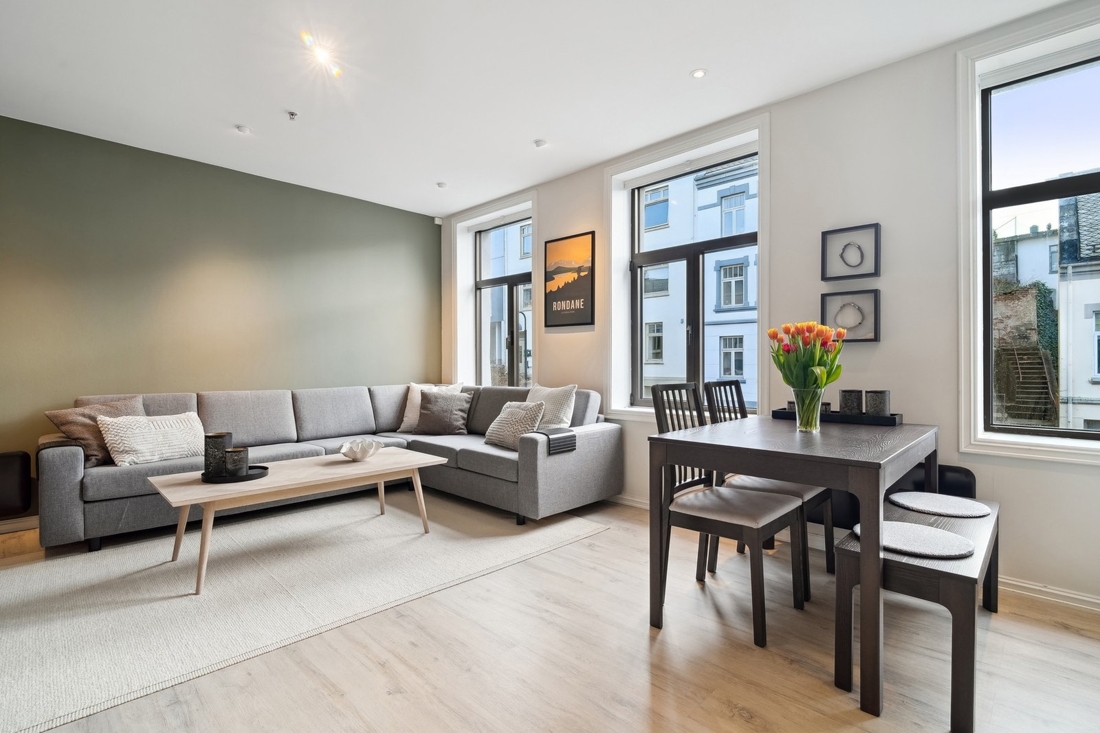 De aller fleste vegger samt himling i leiligheten ble malt i 2023 . Det er dimbare spotter i tak på stue og bad Galleribilde