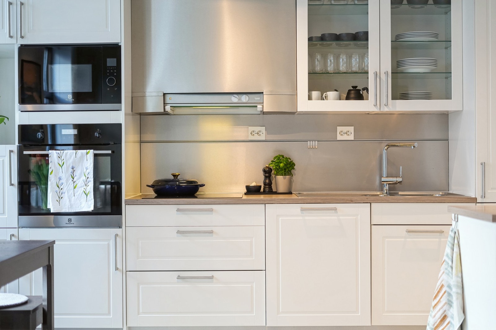 Laminat benkeplate og stålfarget plate med opphengsskinne på vegg Galleribilde