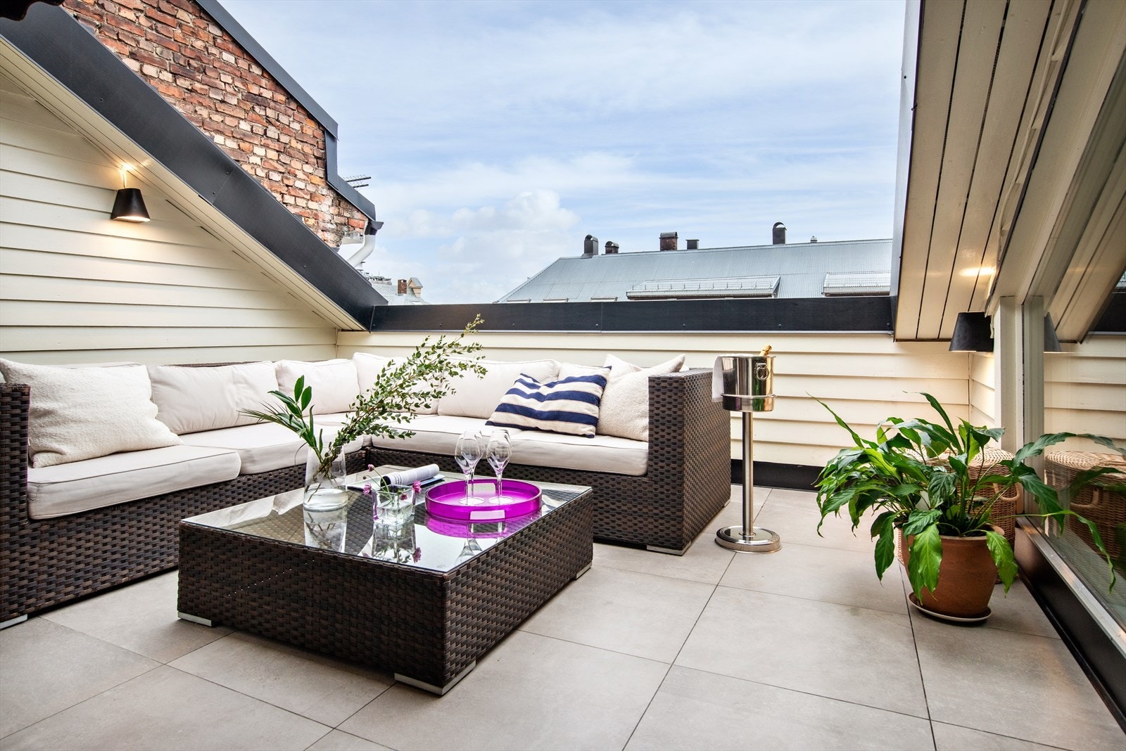 Her er det god plass til utemøbelment og grill. En nydelig oase som befinner seg usjenert og tilbaketrukket til. Galleribilde
