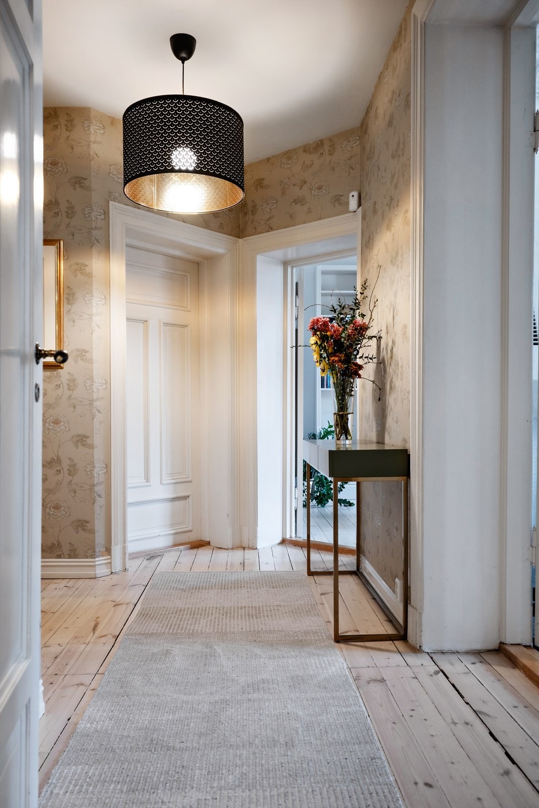 I praktisk tilknytning til entréen er det et baderom. Galleribilde