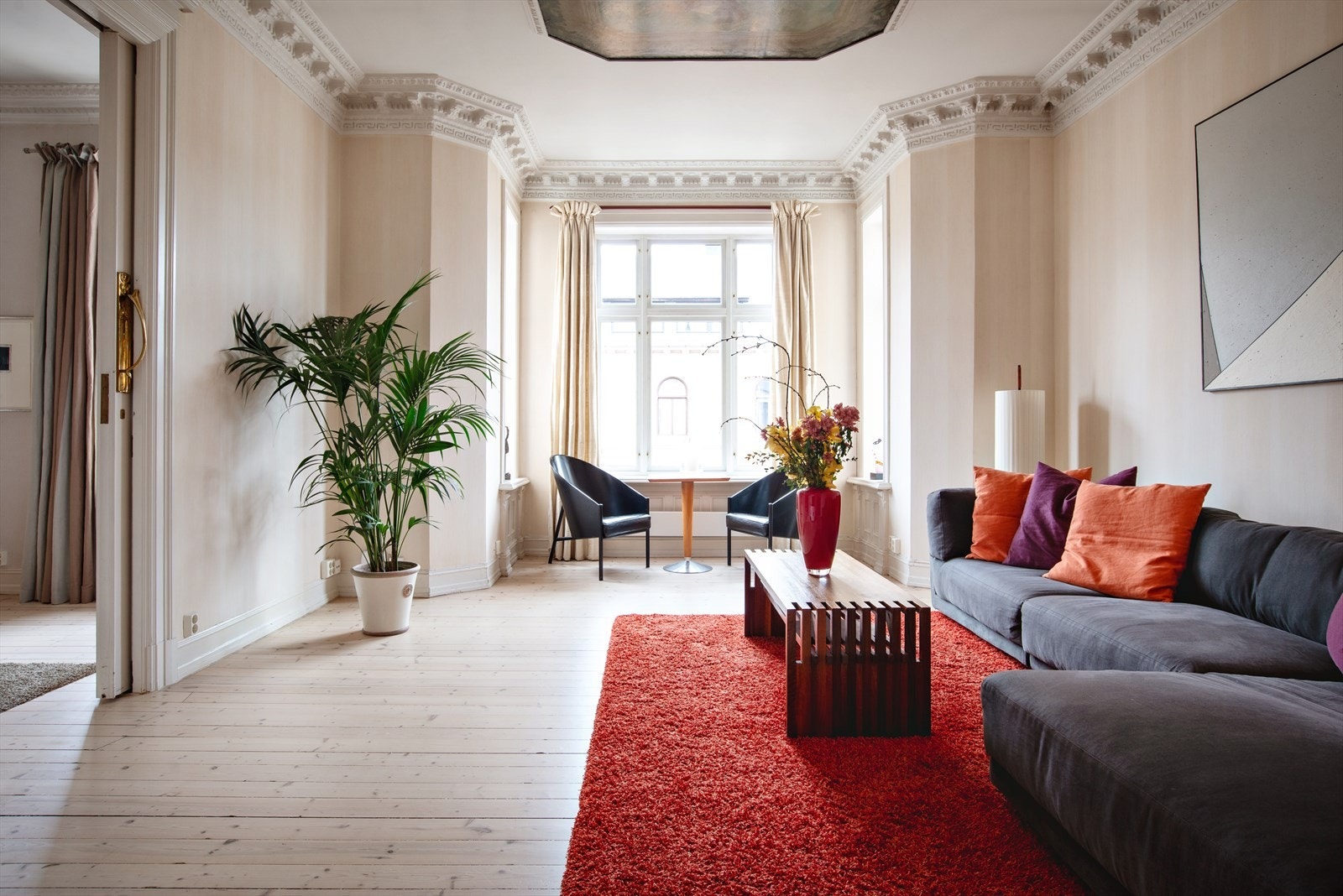 Leiligheten ligger lyst og fint til i byggets 4. etasje, og har en svært innholdsrik planløsning som går over to etasjer. Galleribilde