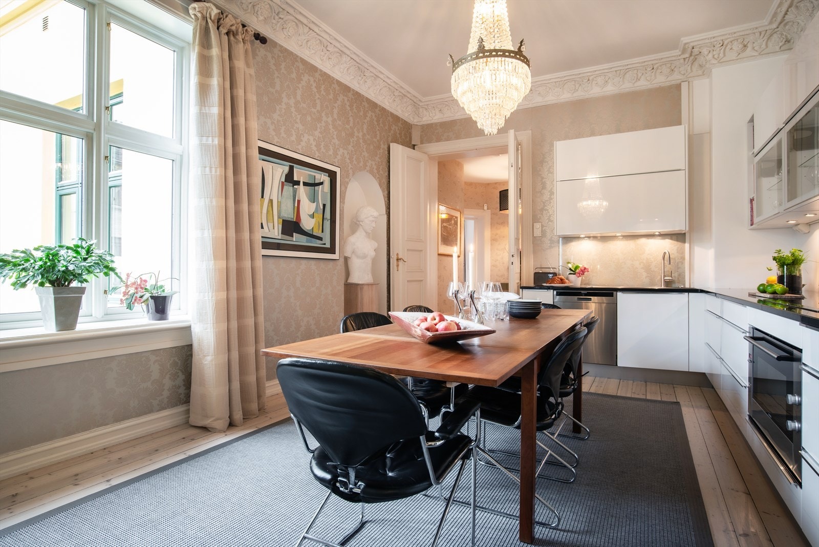 Det er god plass til spisebord også på kjøkkenet. Galleribilde