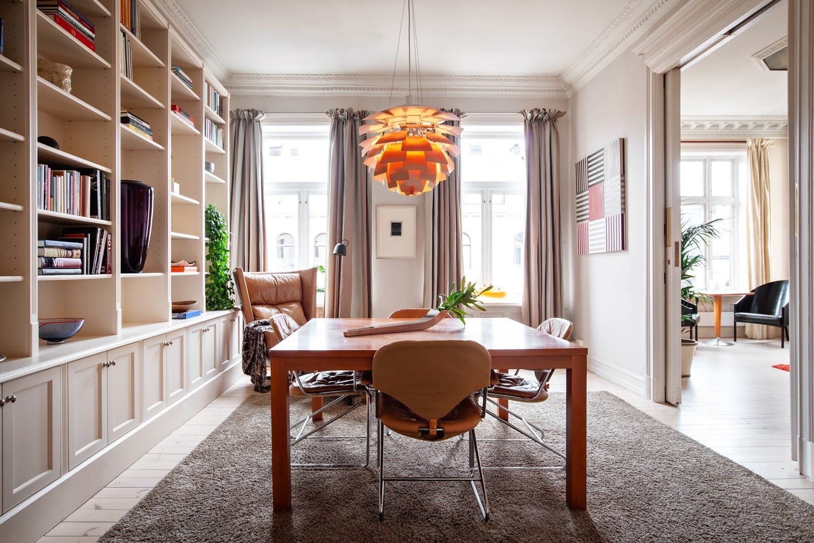 Dagligstuen og spisestuen ligger fint til etter hverandre, og åpner opp for både sosiale soner og mulighet for å trekke seg tilbake. Galleribilde