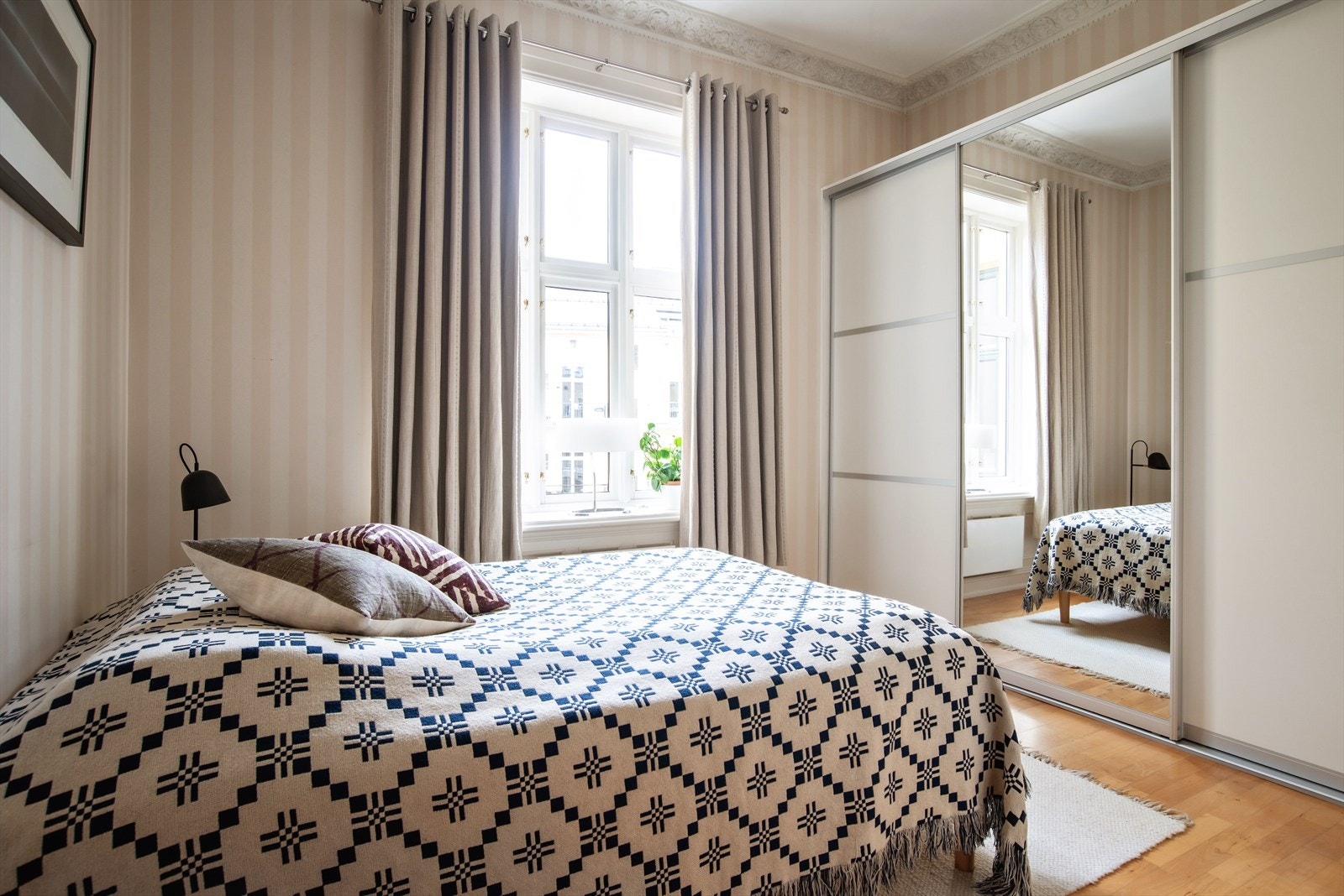 Det andre soverommet i etasjen har god plass til seng, garderobe og øvrig innredning. Galleribilde