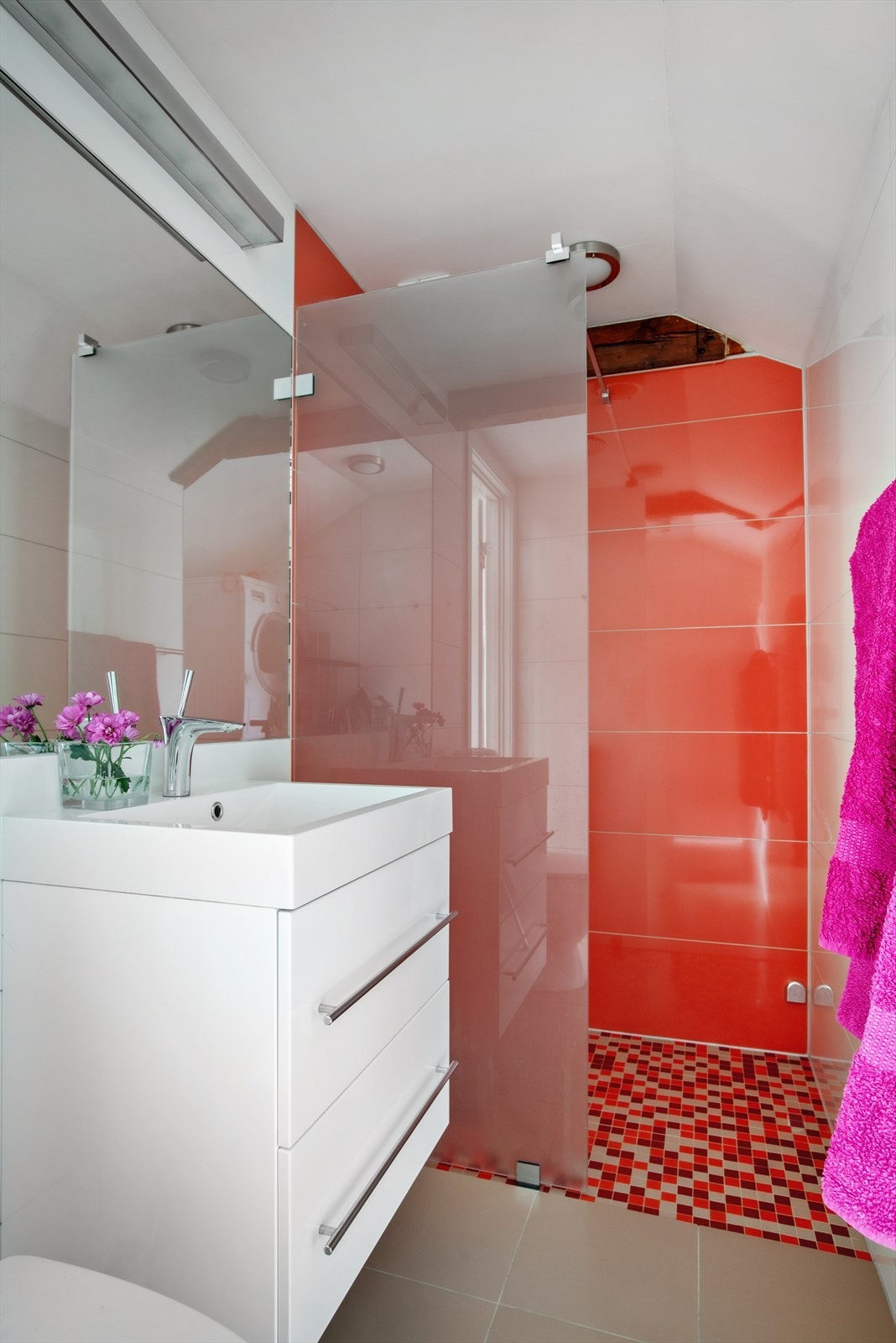 Badet i loftsetasjen er fra 2009, og er utstyrt med wc, servant med skuffer under, dusj i hjørne med glassvegg. Galleribilde