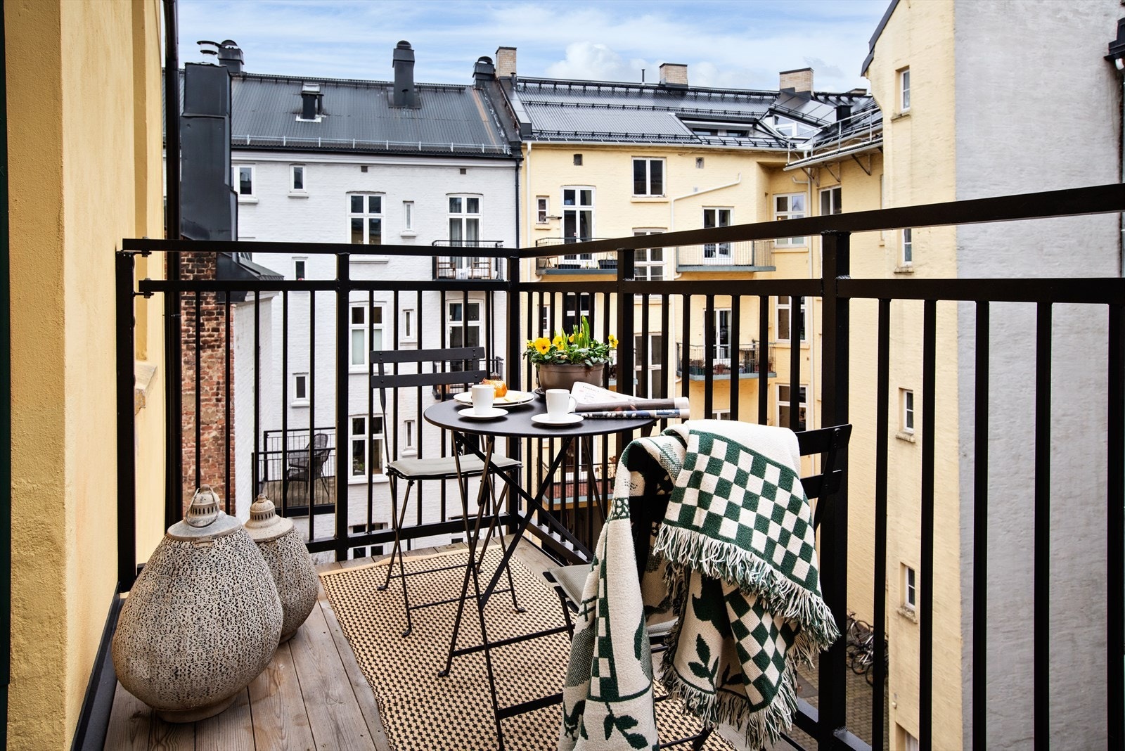 Balkongen har plass til enklere utemøblement etter ønske. Her er det herlig morgen-og formiddagssol. Galleribilde