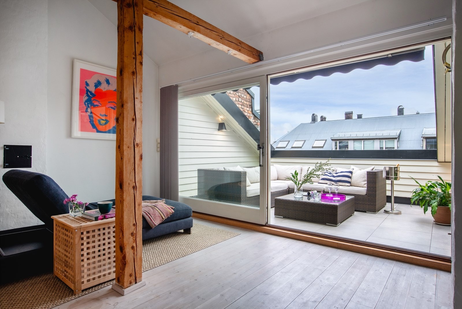Skyvedører til takterrassen gir en herlig forlengelse av stuen på sommerhalvåret. Galleribilde