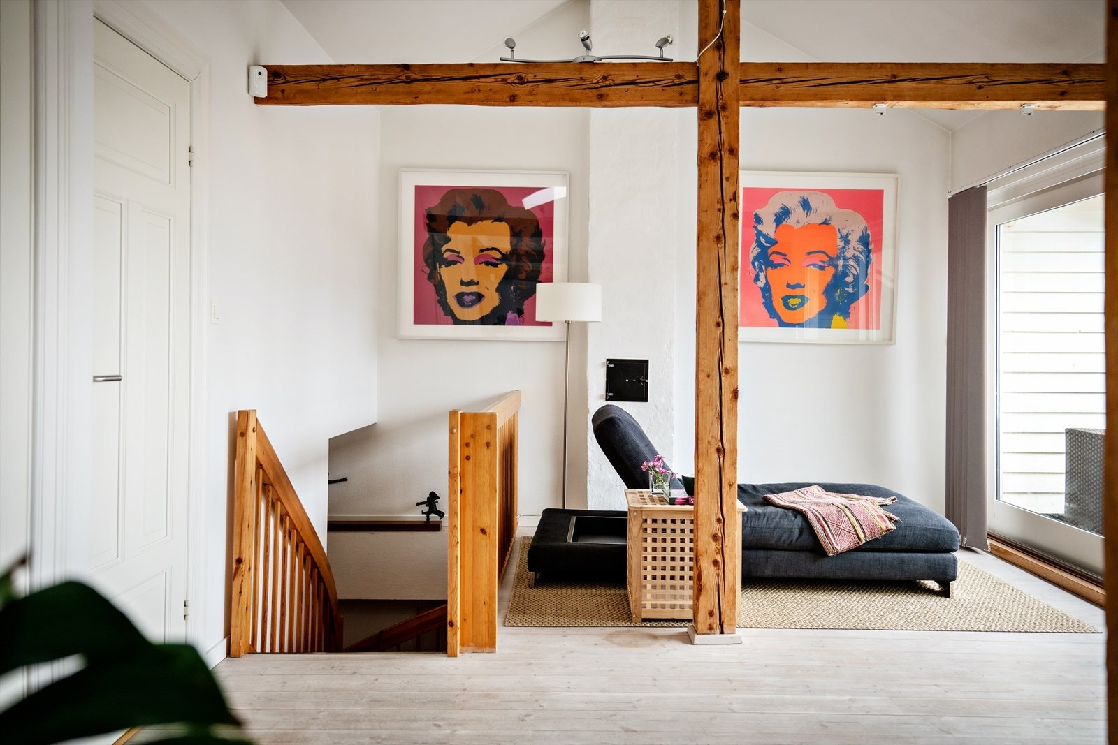 De ulike oppholdssonene gjør at leiligheten egner seg godt for både store og små familier. Galleribilde
