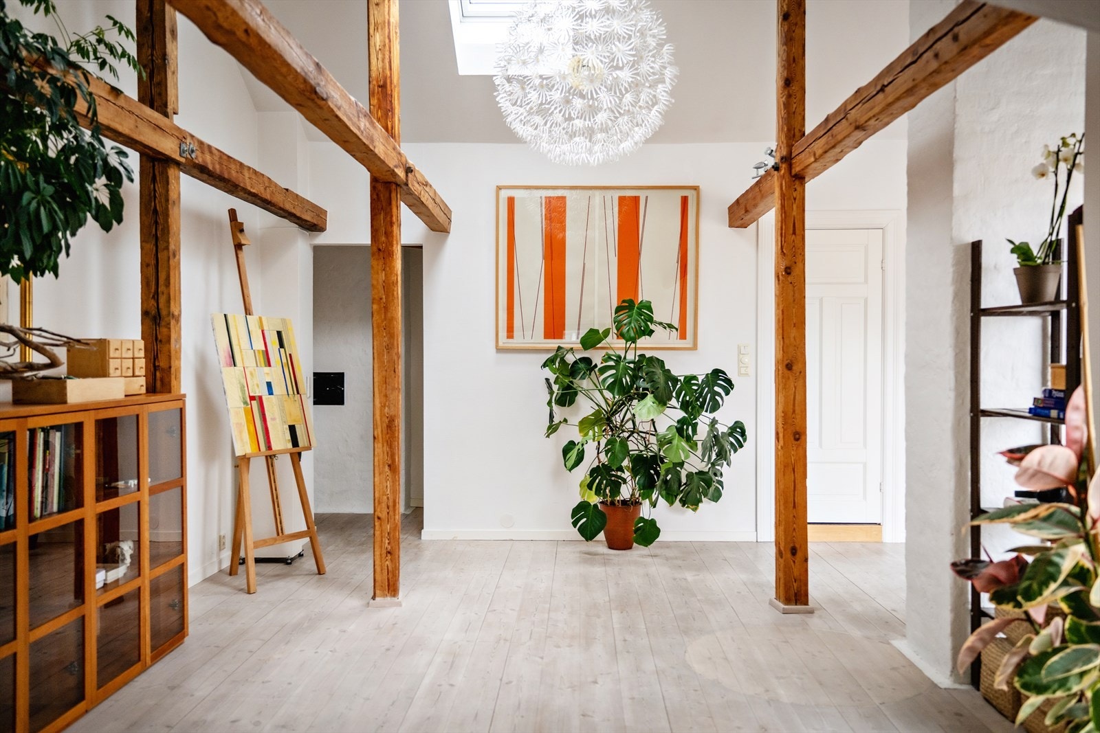 Loftsetasjen benyttes i dag som en hyggelig loftstue med soverom og bad, samt utgang til en herlig takterrasse. Galleribilde