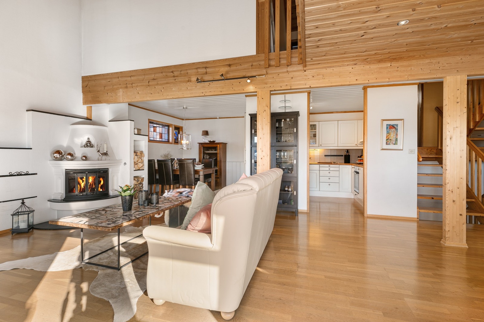 Enderekkehuset har et stort stueareal med åpen tilgang til kjøkken Galleribilde