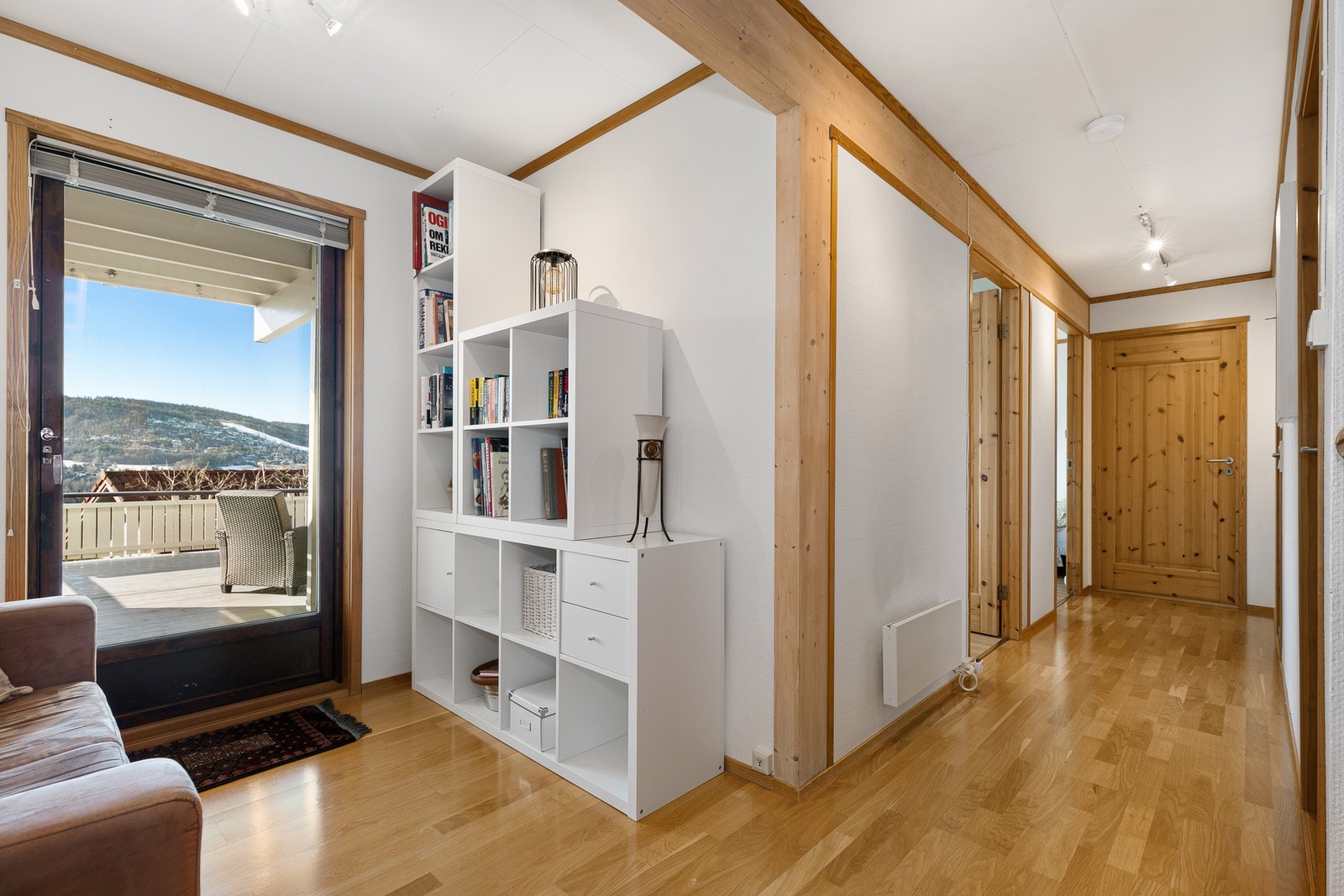 Trapperom/avlastningsstue i underetasjen har utgang til en vestvendt terrasse/platting Galleribilde