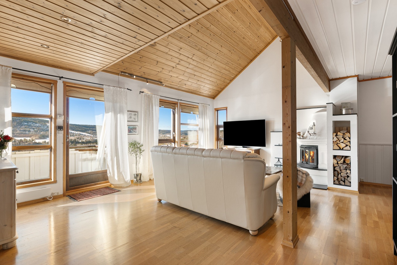 Stuen får godt innfall av dagslys Galleribilde