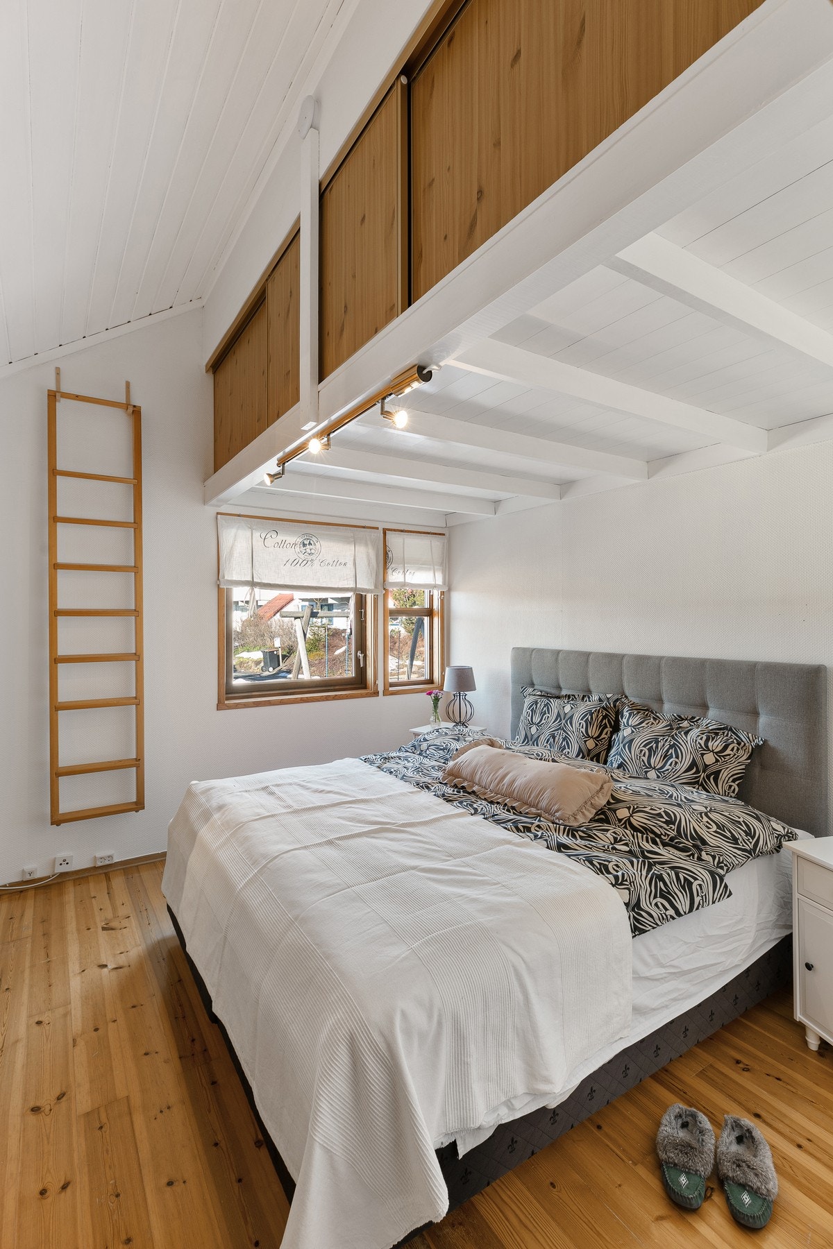 En romslig dobbeltseng får plass under overskapene Galleribilde