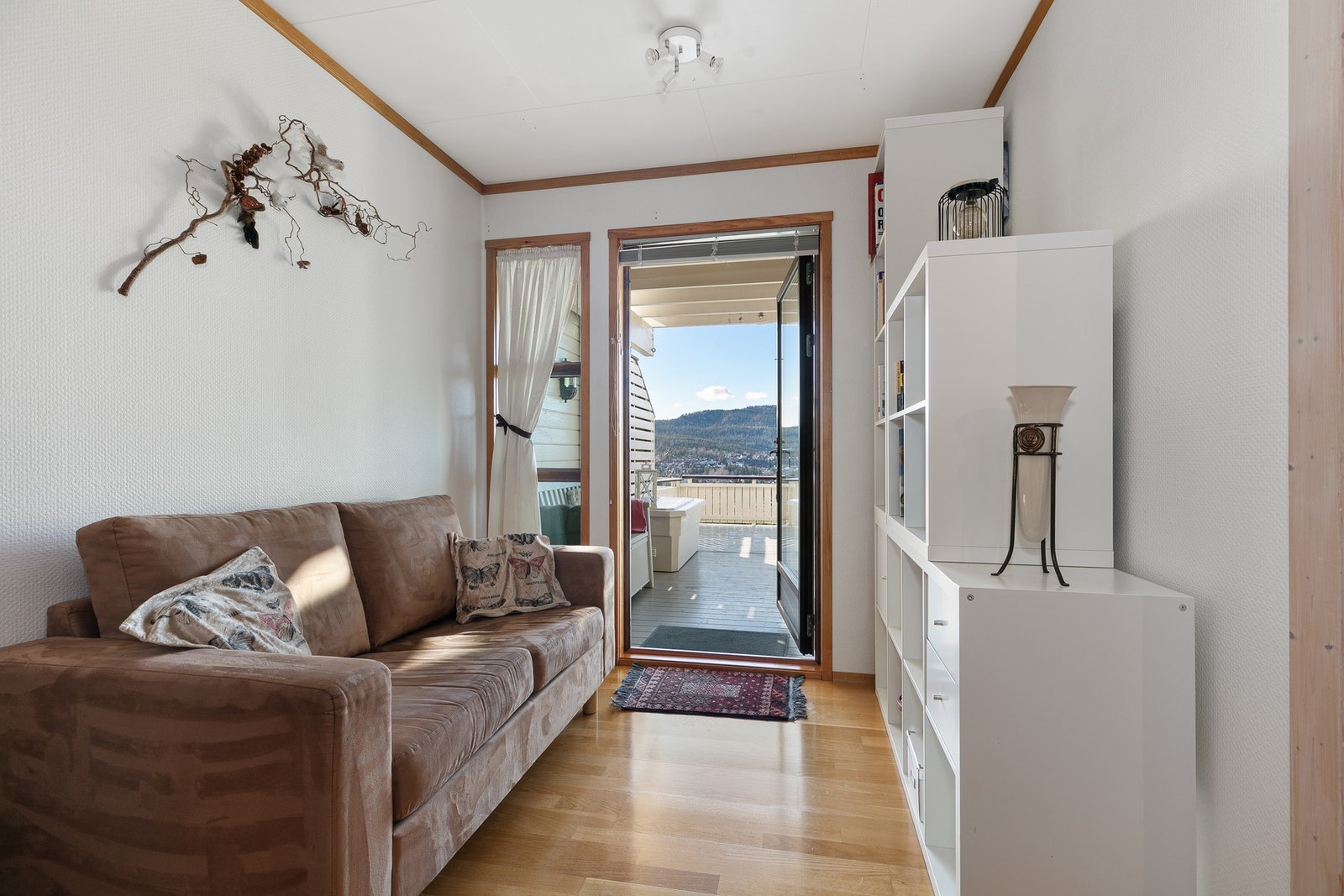 Stue i underetasje med utgang til terrasse Galleribilde