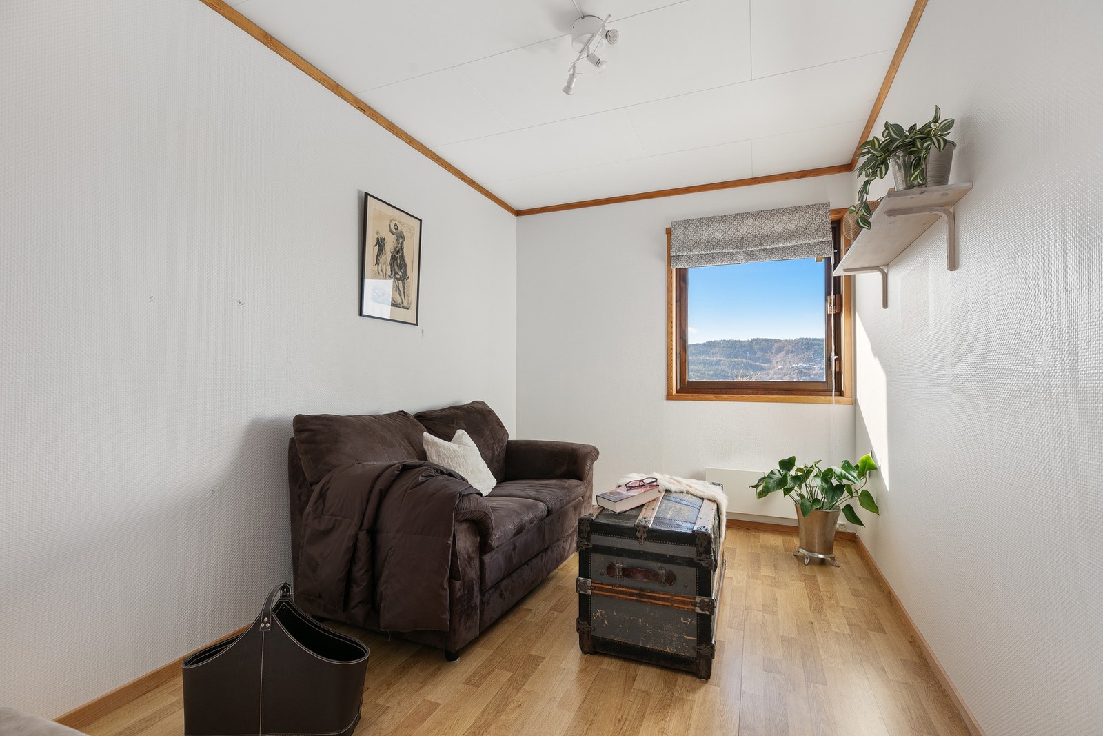 Soverommet nærmest trapperom i underetasjen er innredet med sofa Galleribilde