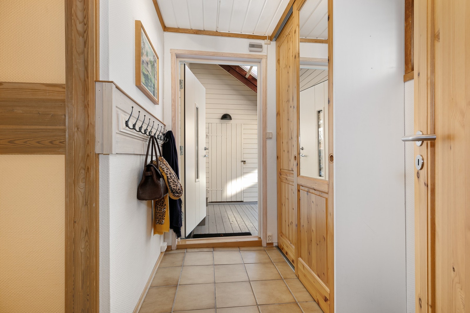 Inngangsplan med wc og entré med plass for klesoppheng og en skyvedørsgarderobe Galleribilde