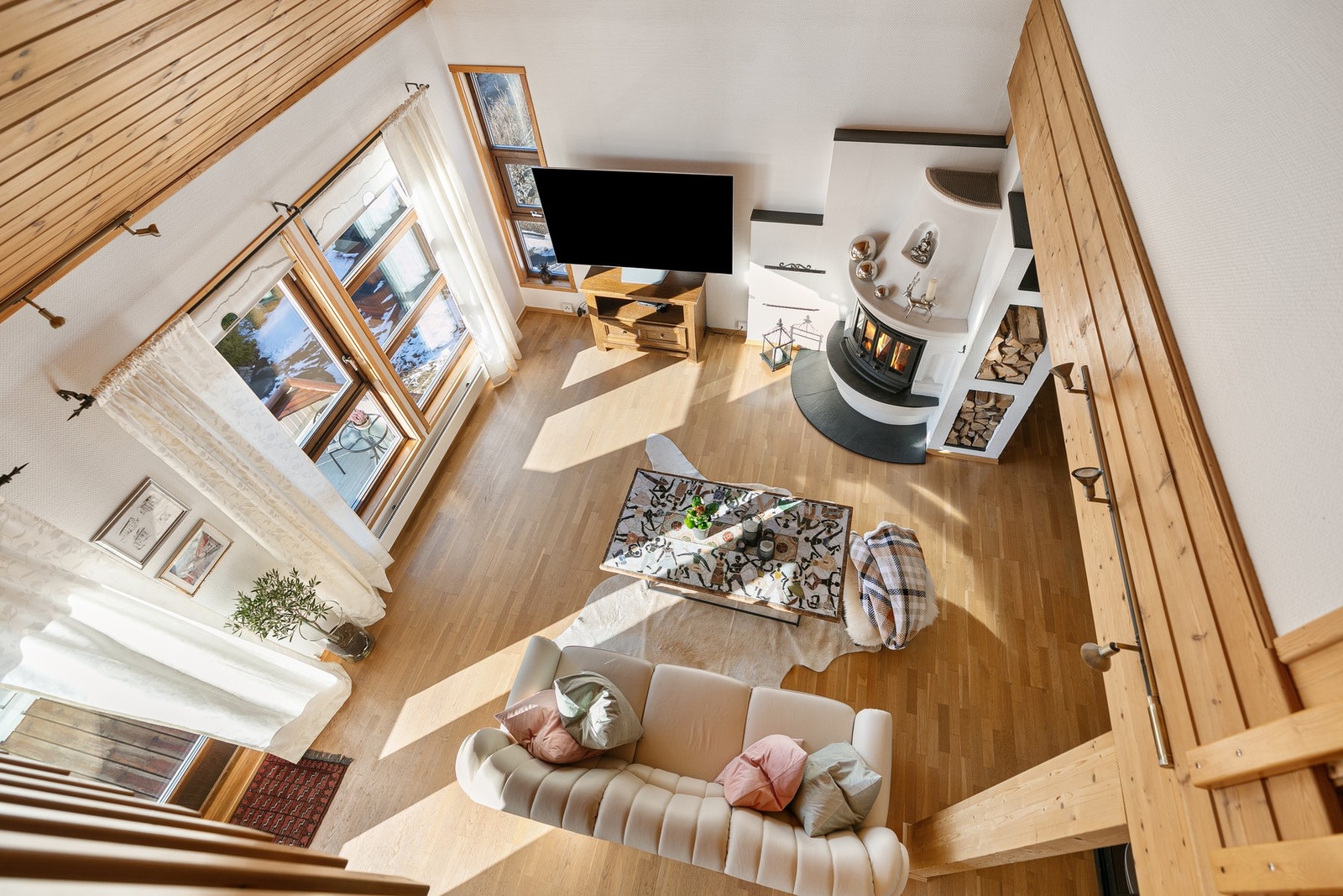 Stuen har god romfølelse med åpen høyde opp mot hems Galleribilde