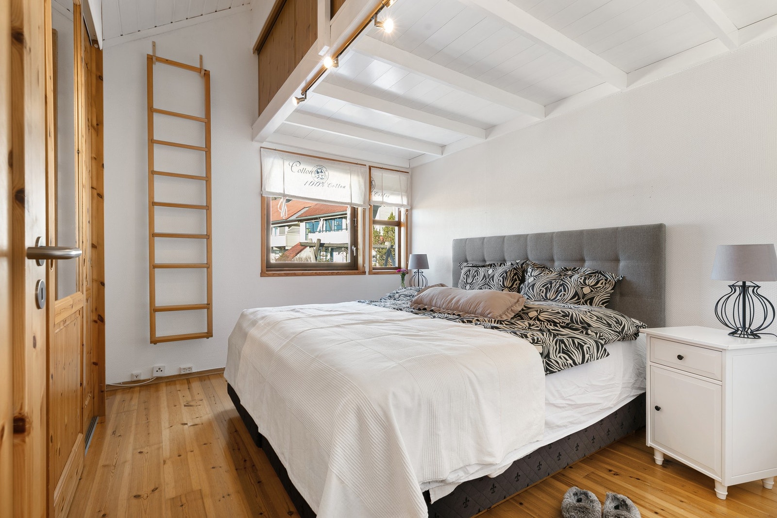 I loftsetasjen har soverommet maksimal plassutnyttelse med gode garderobeløsninger Galleribilde