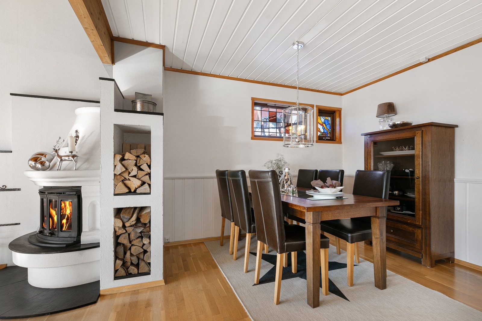 En spisestue får plass i overgangen til kjøkken. En peis med innsats står sentralt plassert Galleribilde