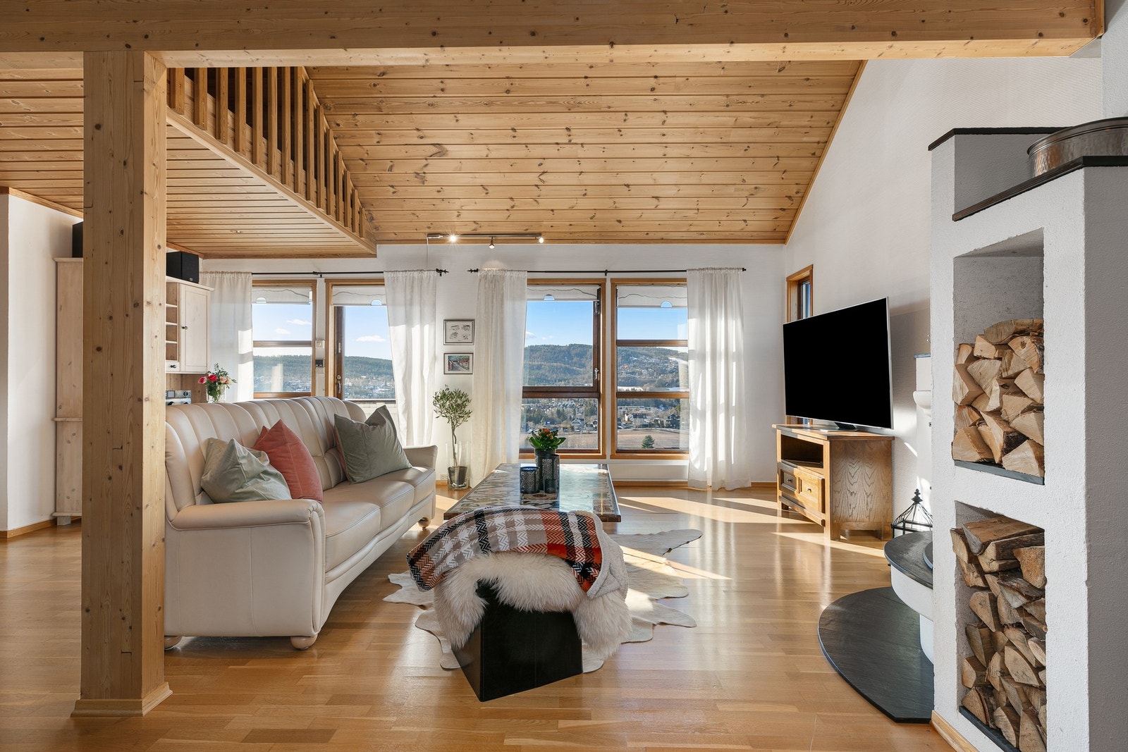 Stuevinduene i midtetasjen har fantastisk utsikt Galleribilde