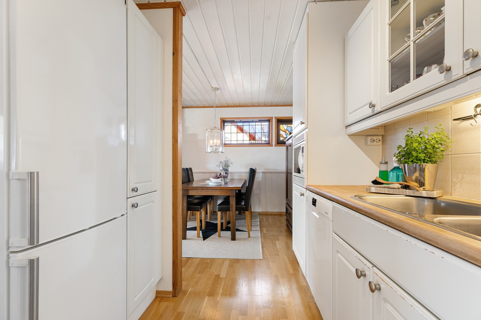 Kjøkken med spiseplass Galleribilde