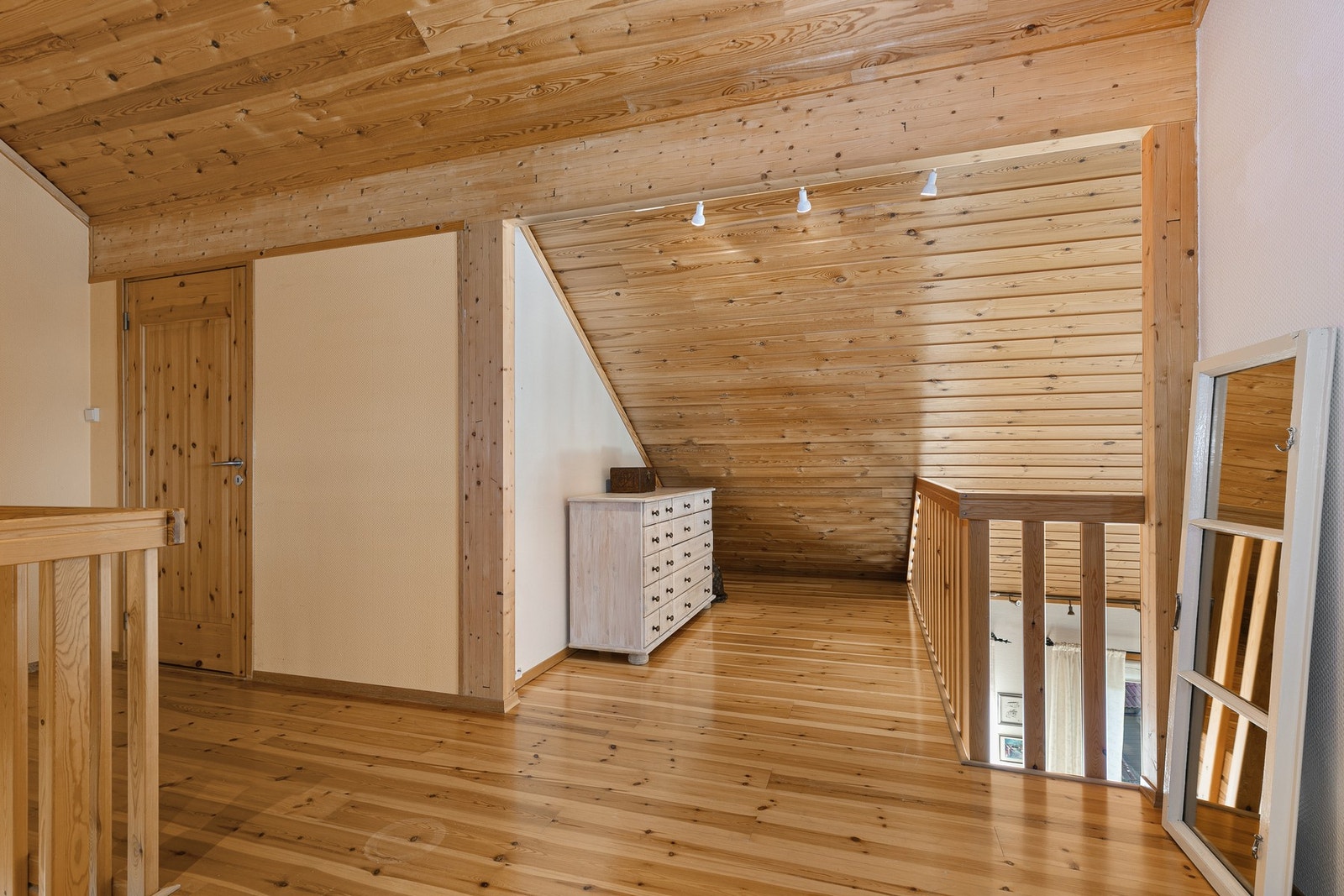 Bodrom og hems i loftsetasjen Galleribilde