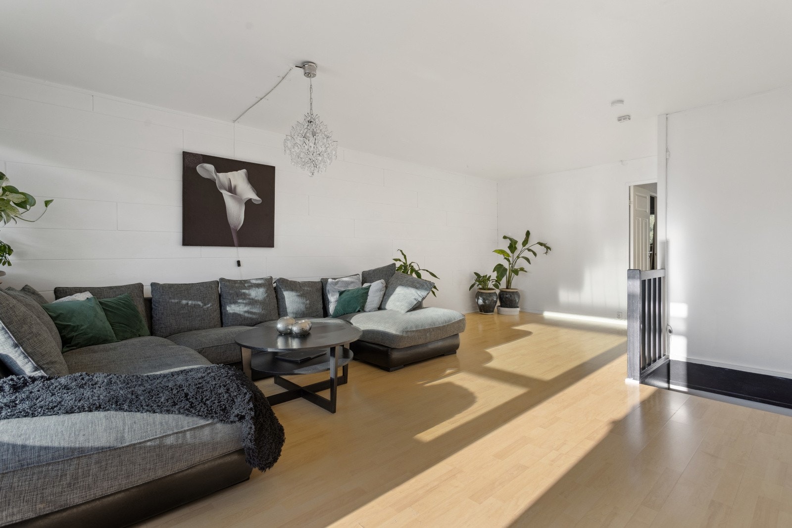 2. etasje består av en stor stue med utgang til balkong, samt to soverom og et bad. Galleribilde