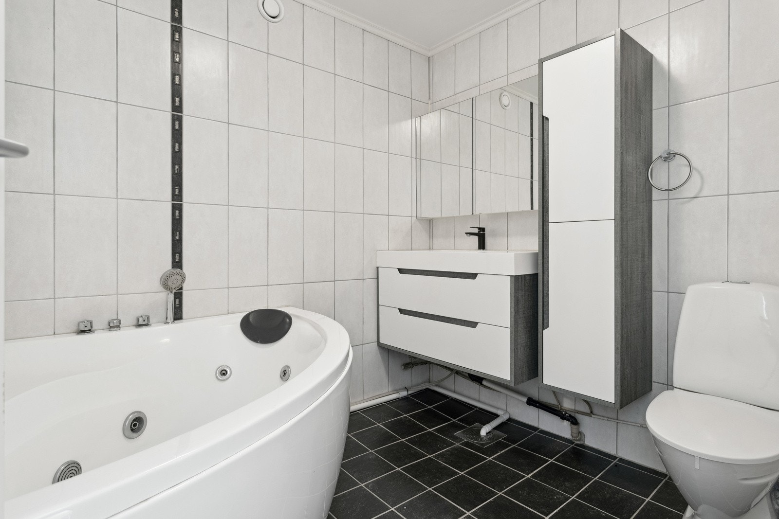 Badet i 2. etasje har et badekar med innebygget badekararmatur! Galleribilde