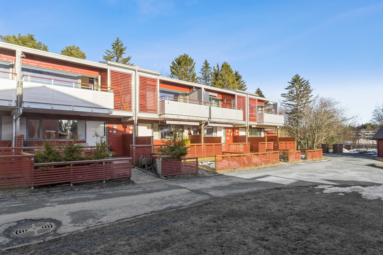 Stor bolig over tre etasjer med balkong og platting på fremsiden, samt markterrasse og flott uteområde på baksiden. Galleribilde