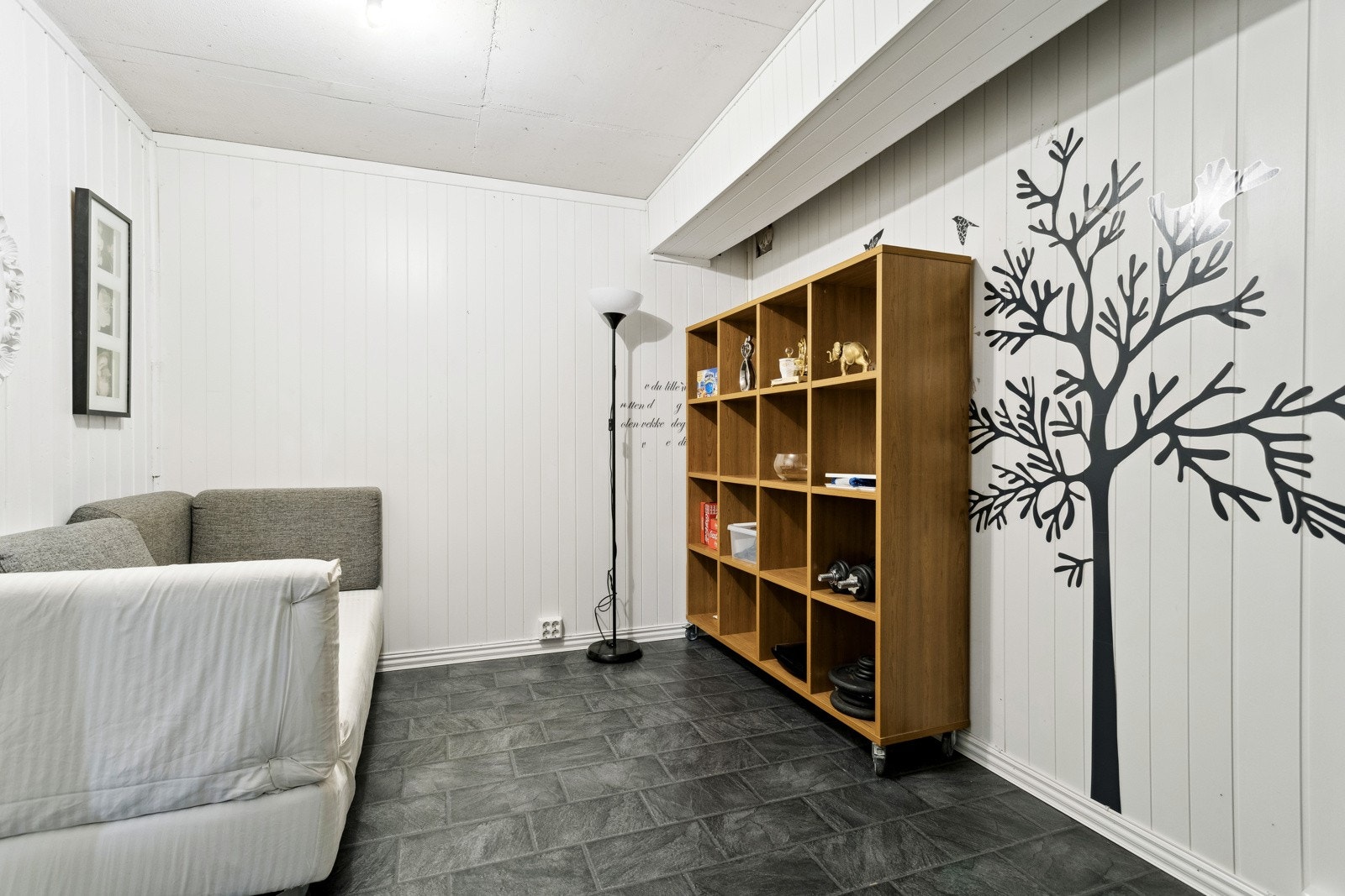 Enkelte rom er innredet med diverse møblement. Det er ukjent om det er søkt om/godkjent innredning av underetasjen i boligen og det er heller ikke tatt stilling. Galleribilde