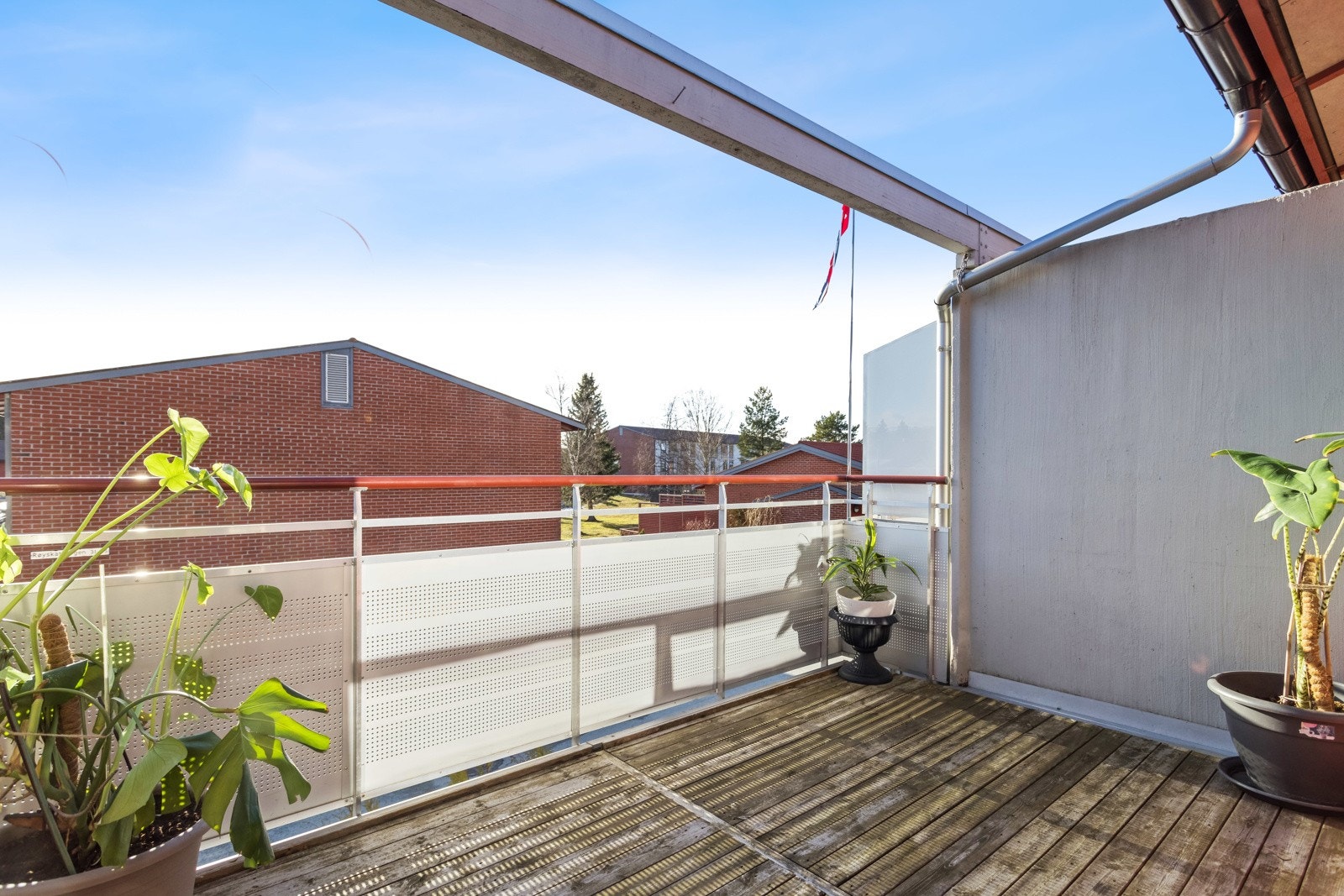 Balkongen ved stuen måler 11 kvm og det er fine muligheter til å sette frem utemøblement. Galleribilde