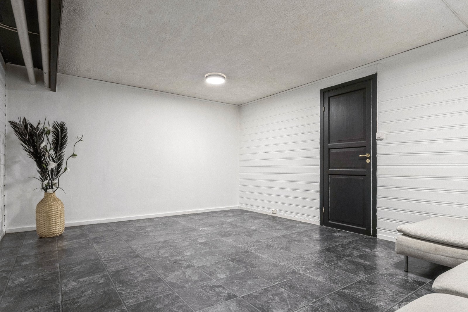 Det er ukjent om det er søkt om/godkjent innredning av underetasjen i boligen og det er heller ikke tatt stilling. Galleribilde