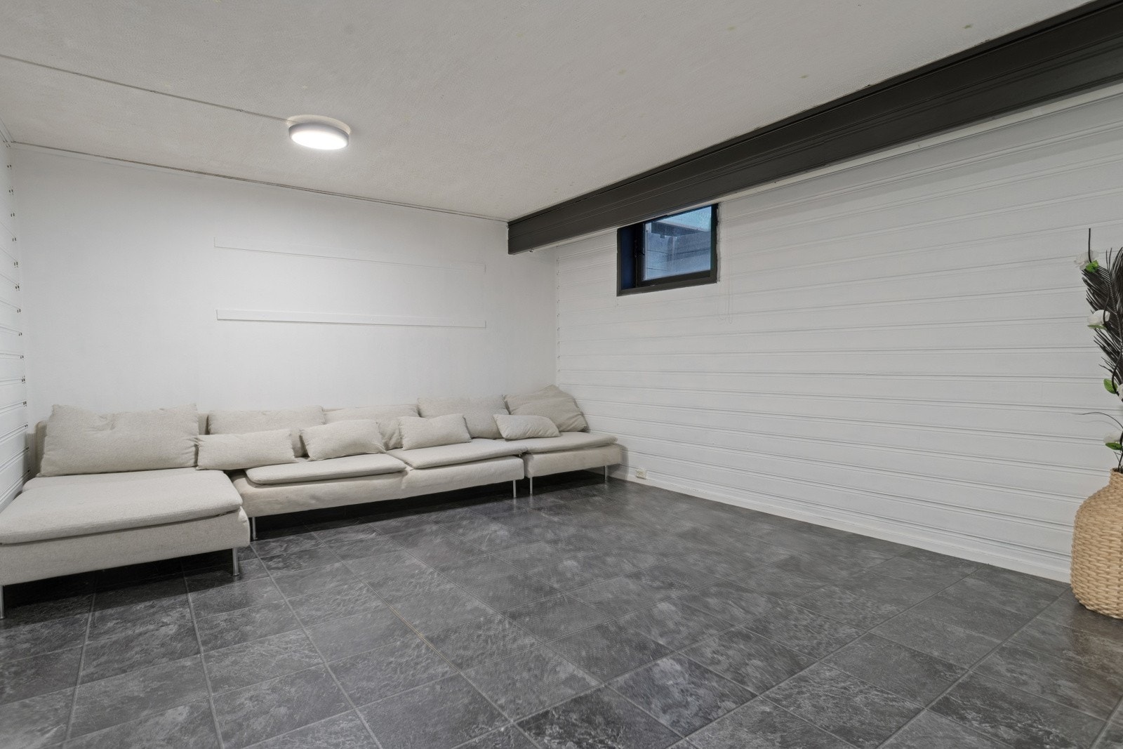 Kjelleretasjen består av flere rom. Det er ukjent om det er søkt om/godkjent innredning av underetasjen i boligen og det er heller ikke tatt stilling. Galleribilde