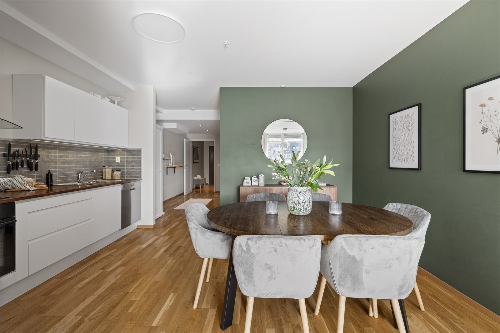 Det er store og gode rom med med gjennomgående tiltalende innredning - og materialvalg. Galleribilde