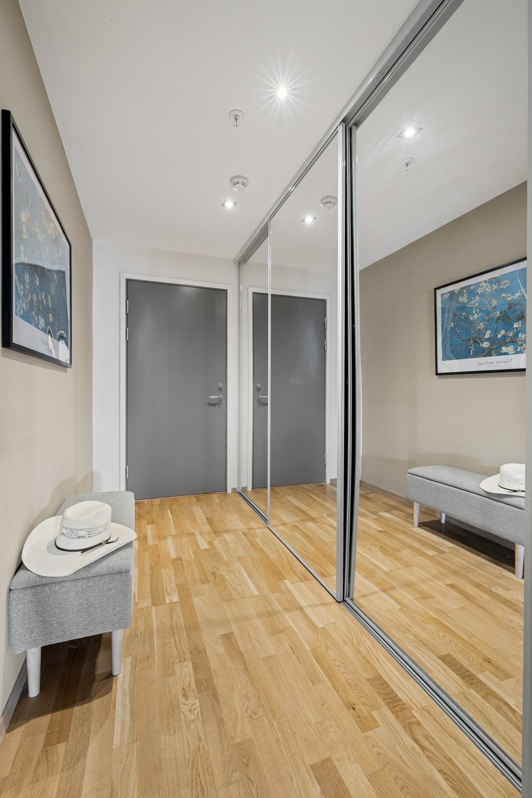 Entreen er også innredet med en stor og praktisk skyvedørsgarderobe med speilfronter fra gulv til tak. Galleribilde