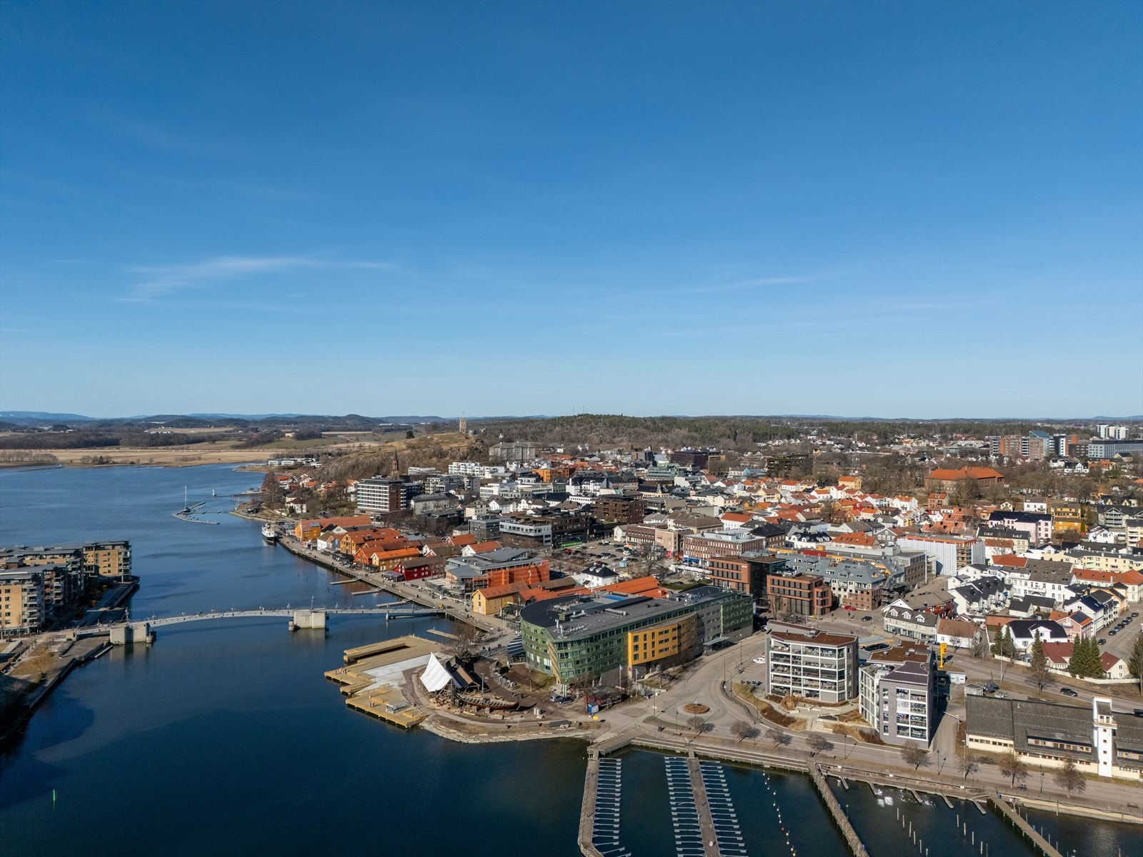 Conradis gate 5 gir deg muligheten til å oppleve det beste av Tønsberg, en perfekt kombinasjon av sentral beliggenhet, historisk sjarm og et pulserende byliv. Galleribilde