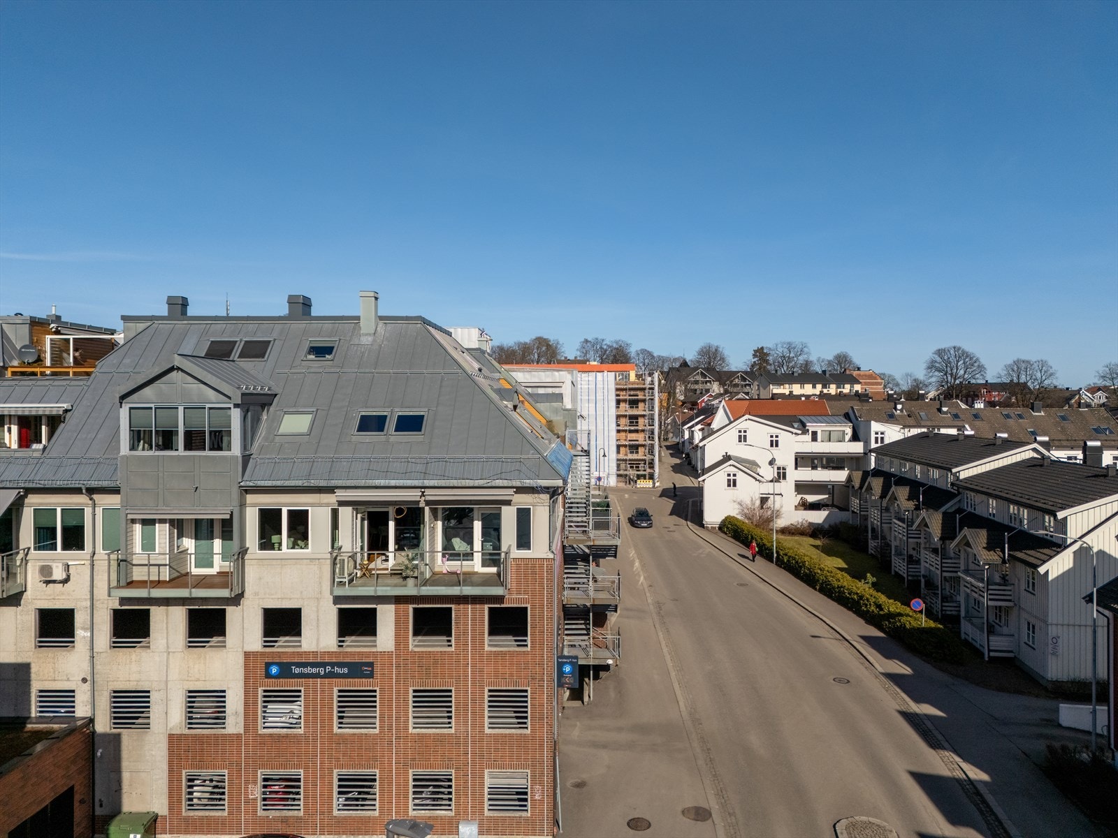 Leiligheten ligger fint til i 3.etasje i et kombinert nærings/boligbygg som ble oppført i 1987. I 2013 ble leiligheten ombygget fra kontor til bolig. Galleribilde