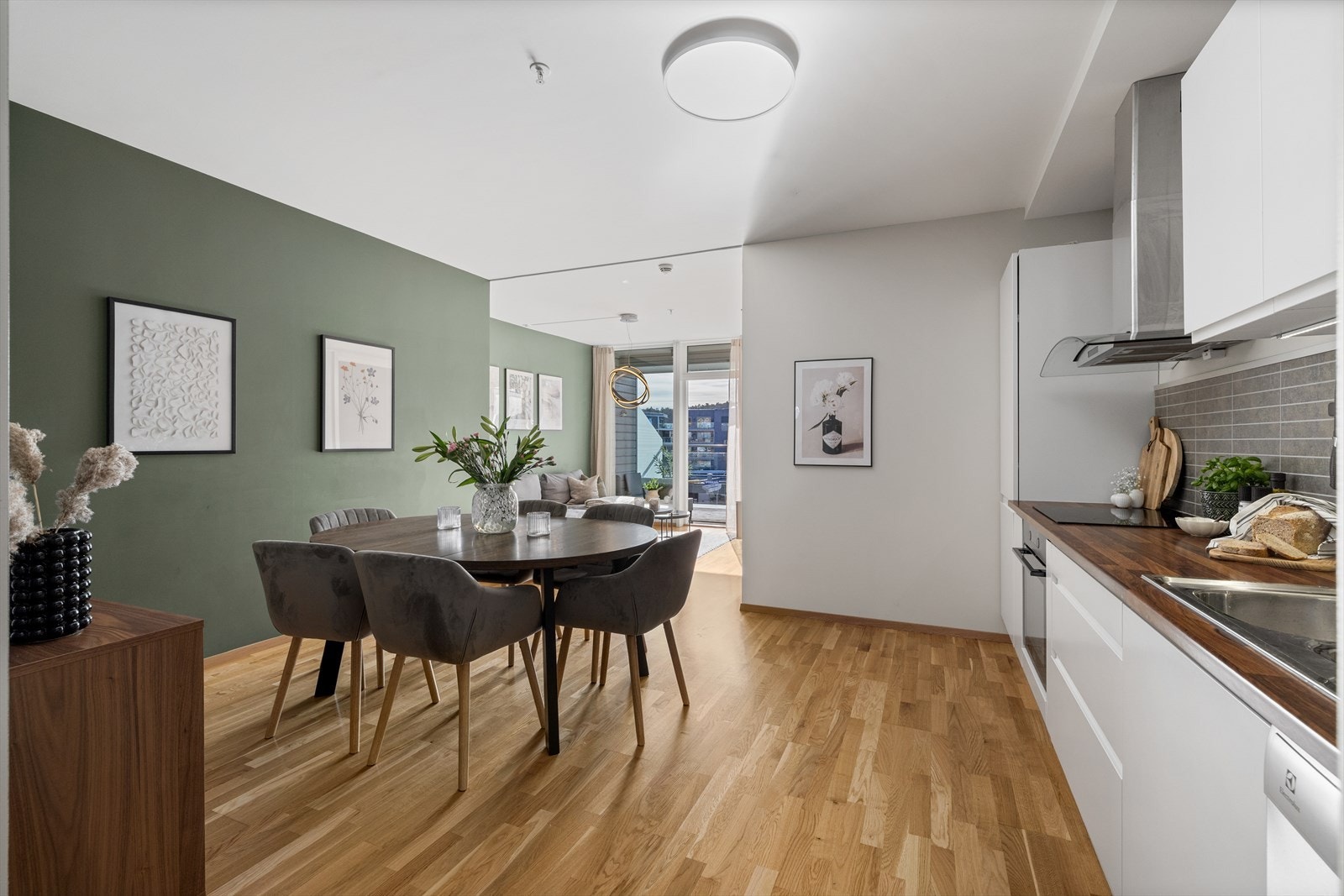 Leiligheten ligger fint til i 3.etasje og fremstår som lys og urban med store vindusflater og særdeles god takhøyde. Galleribilde