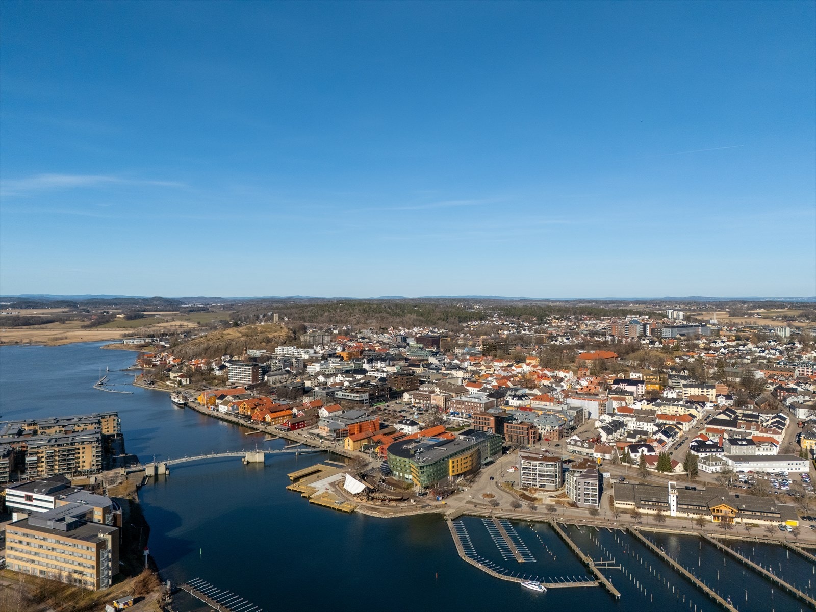 Her har du alt byen har å by på av servicetilbud nærmest rett utenfor døren. Cafèer og spisesteder ligger på rekke og rad og det tar kun få minutter å spasere til "Brygga" med restauranter/serveringssteder, kino og båthavn. Galleribilde
