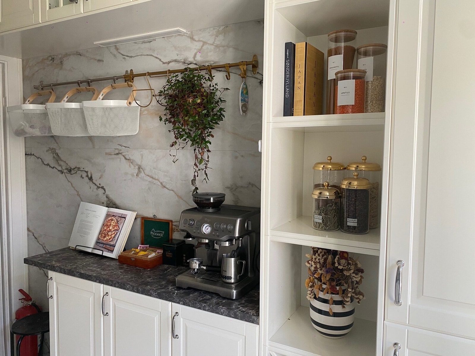 Lekkert kjøkken med god lagringsplass. Galleribilde