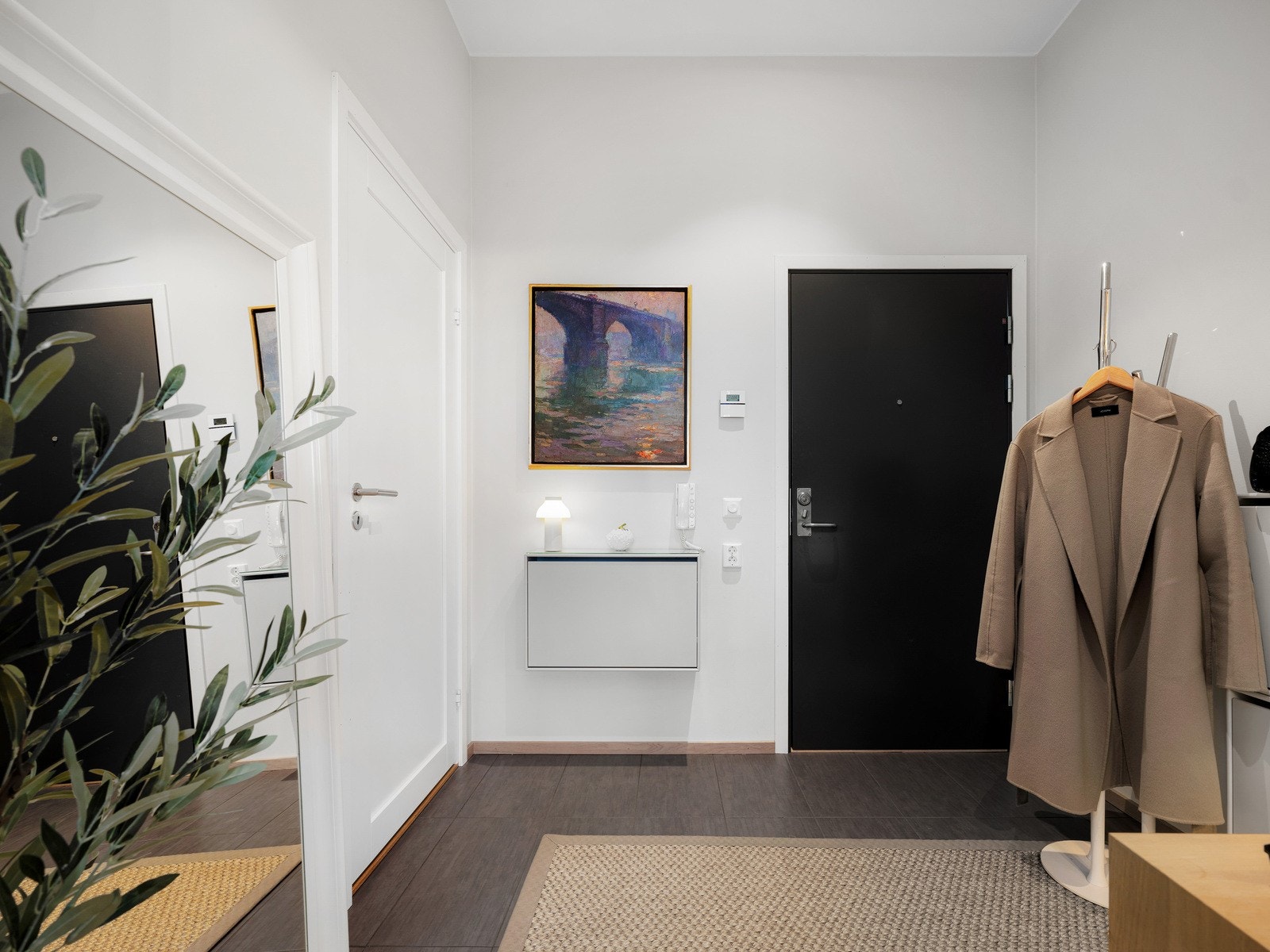 Romslig entré, her kan du etablere gode garderobemuligheter til både yttertøy og sko. Galleribilde