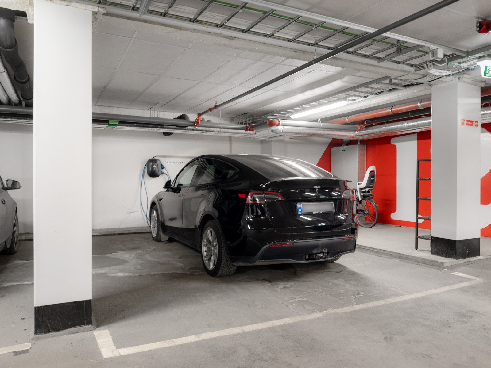 Plassen er målt til ca. 24 m² og det er montert el-billader. Galleribilde