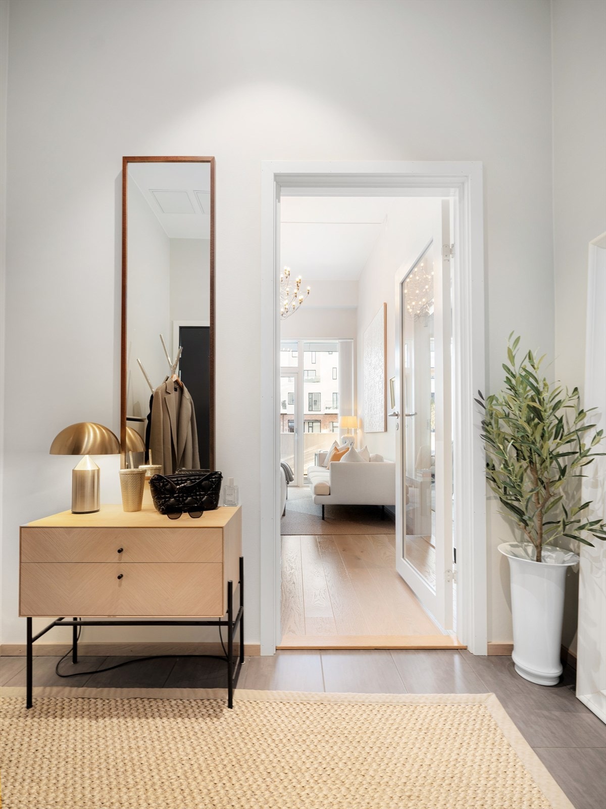 Entrèen oppleves som stor og romslig. Galleribilde