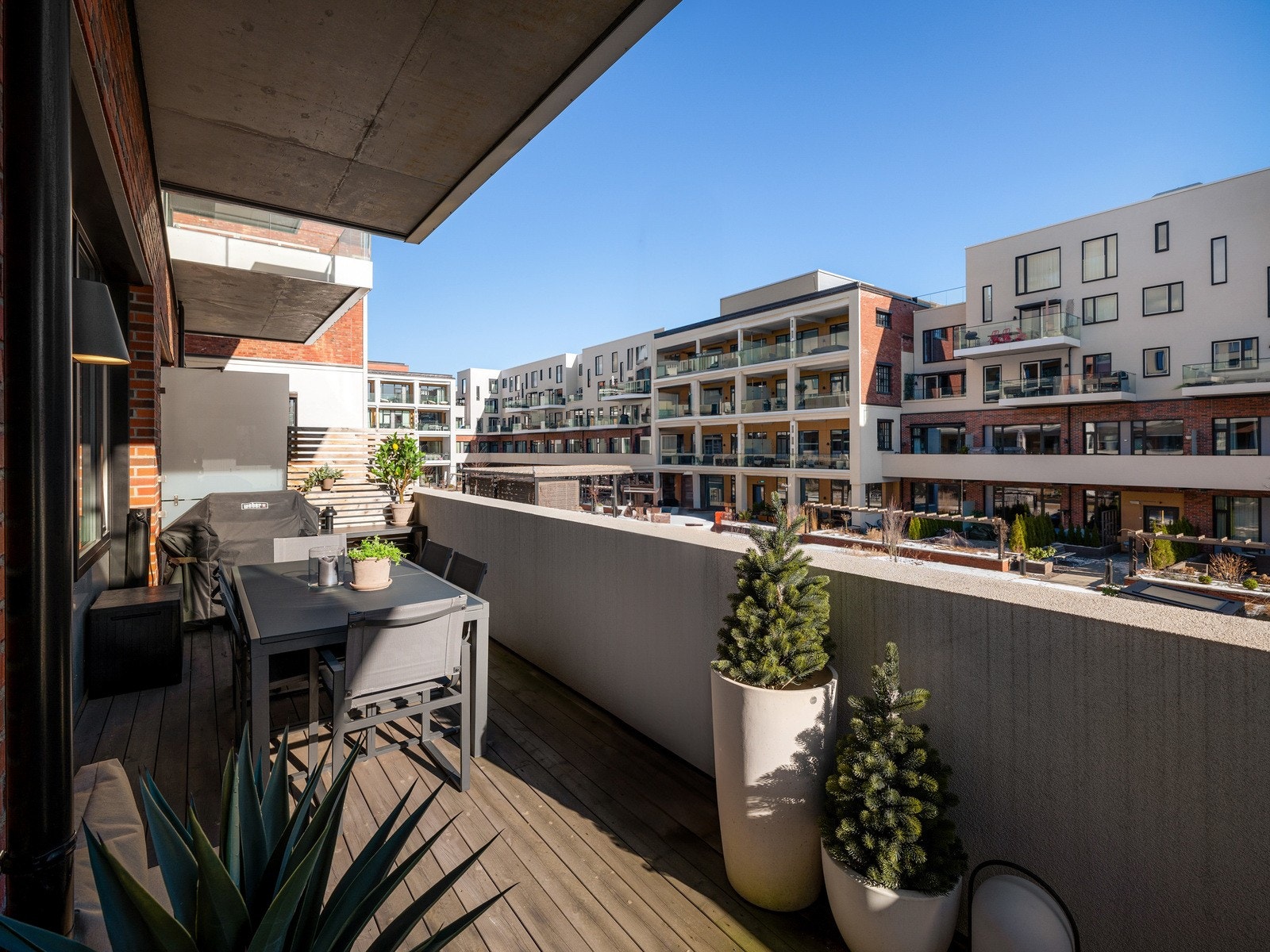 Det er sol på balkongen fra ca. 08.00 - 17.30. Galleribilde