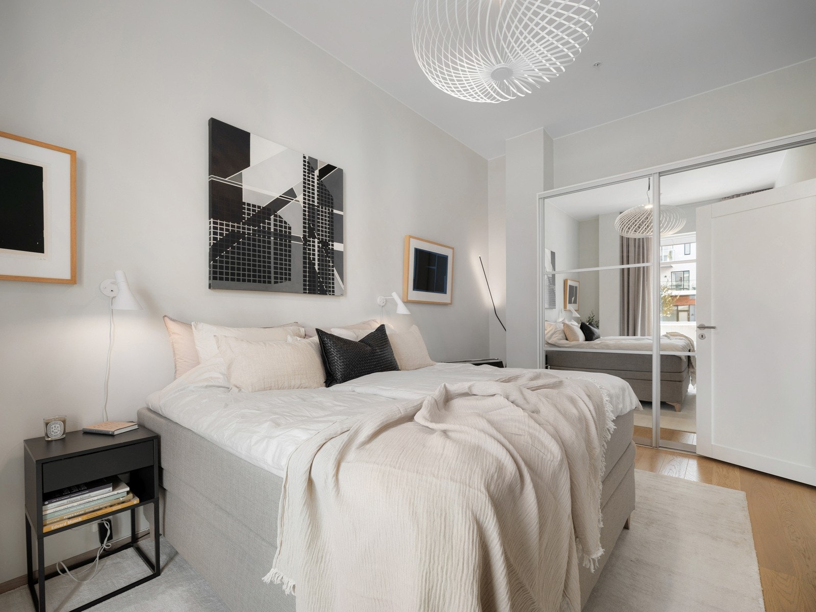 Det er montert en stor skyvedørsgarderobe for gode lagringsmuligheter. Galleribilde