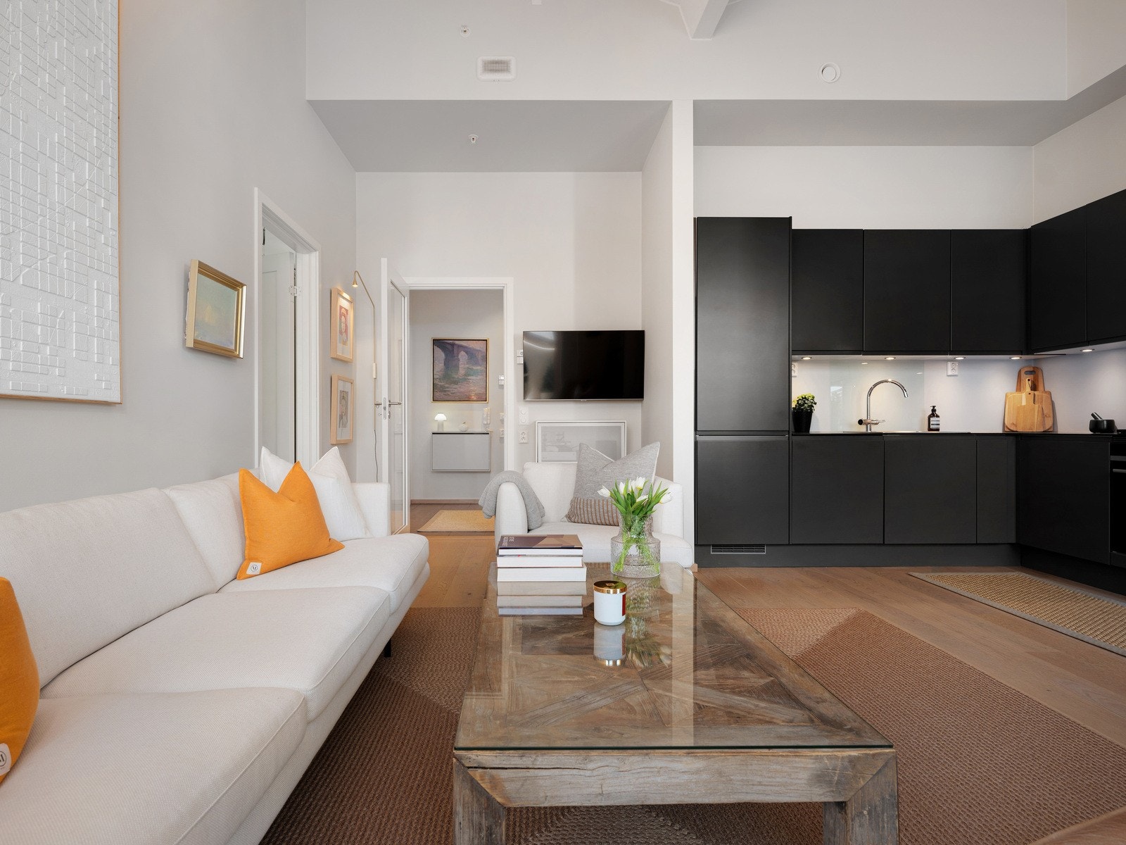 Det er plass til TV med veggmontert uttrekkbart TV-feste. Galleribilde