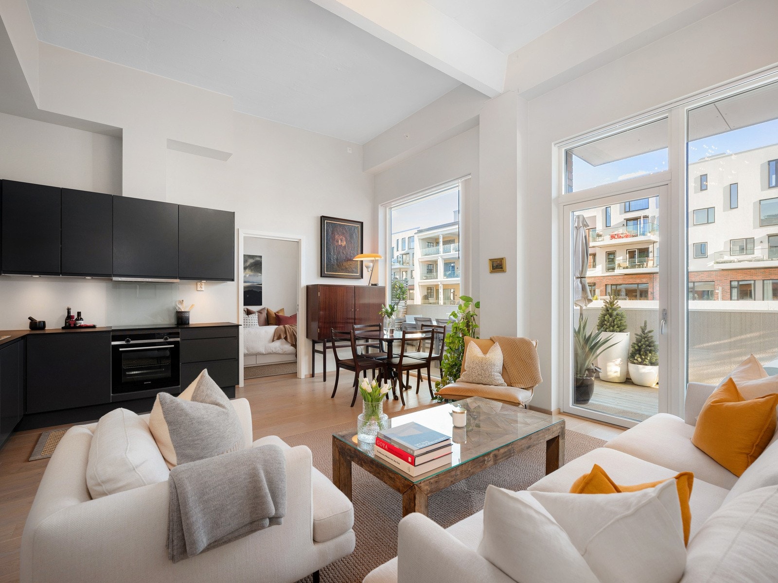 Boligen har en takhøyde på 3,74 m som gir en romslig og luftig følelse. Galleribilde