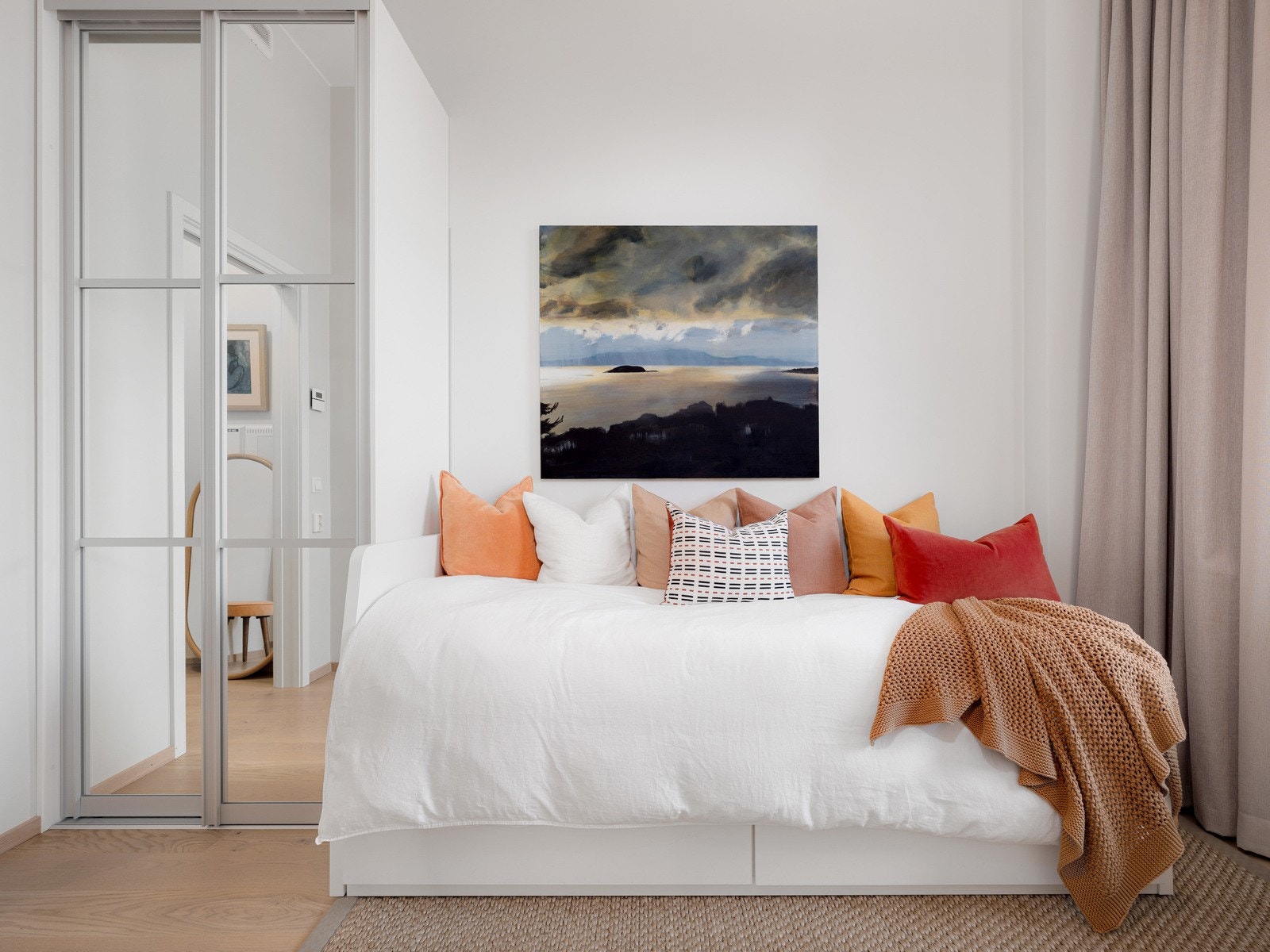 Leilighetens soverom II har plass til seng og garderobeløsning. Galleribilde