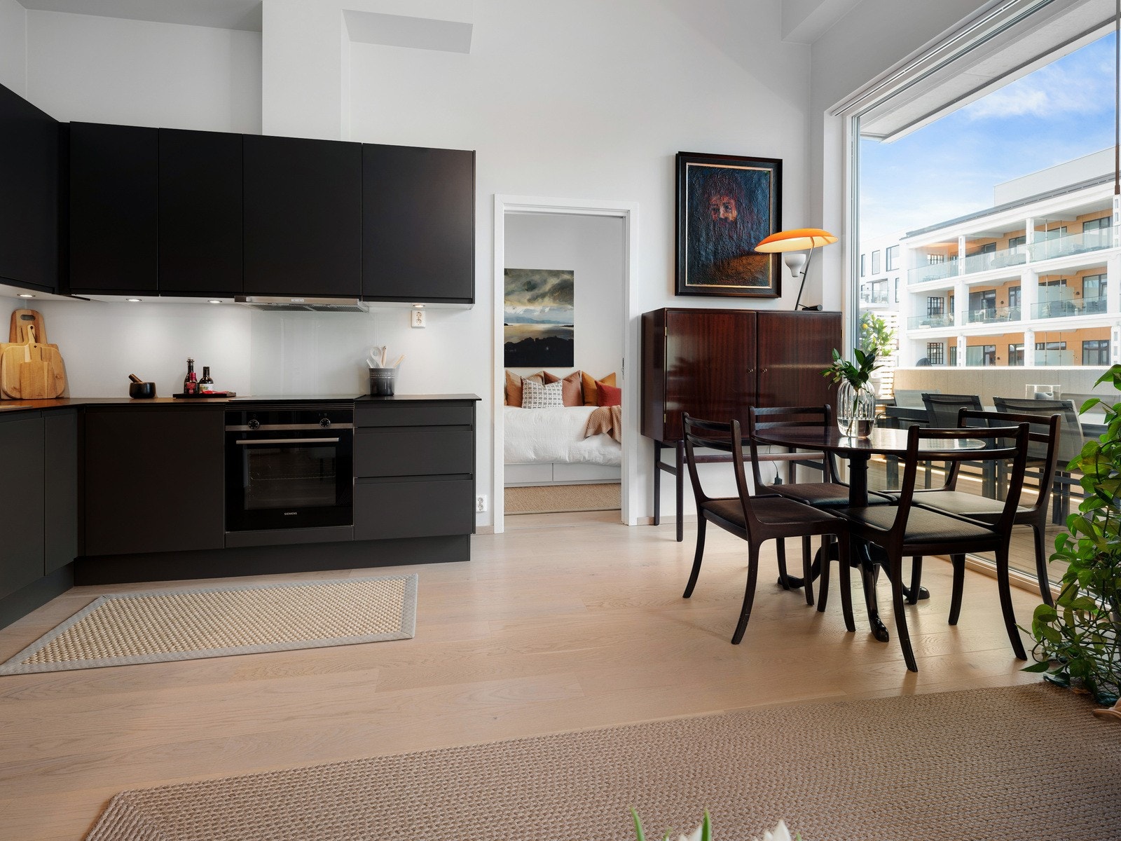 Med sin enkle, stilrene design og rikelig med skapplass, er dette kjøkkenet både funksjonelt og inviterende. Galleribilde